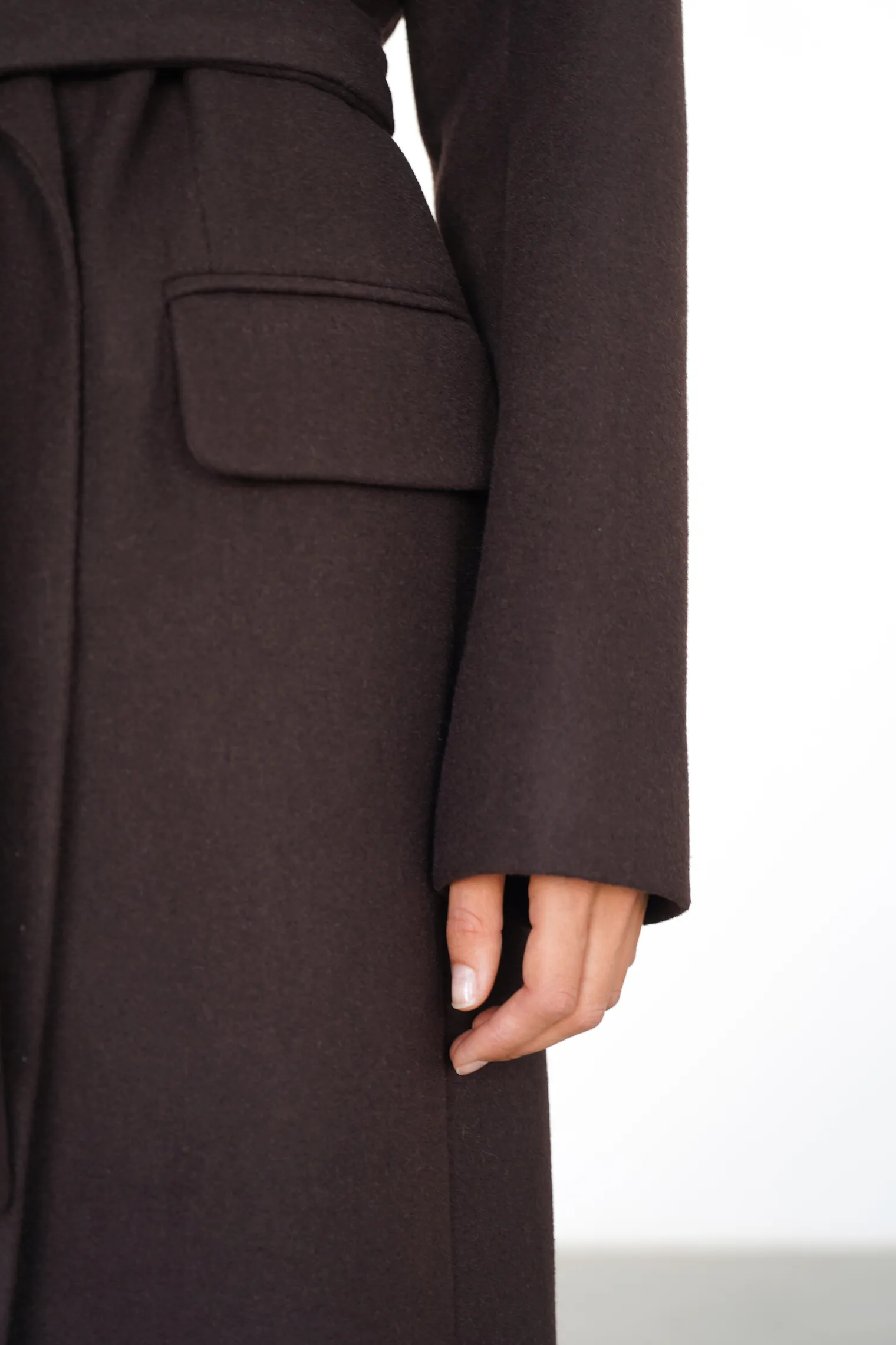 Двубортное пальто с накладными карманами цвета горький шоколад фото 2