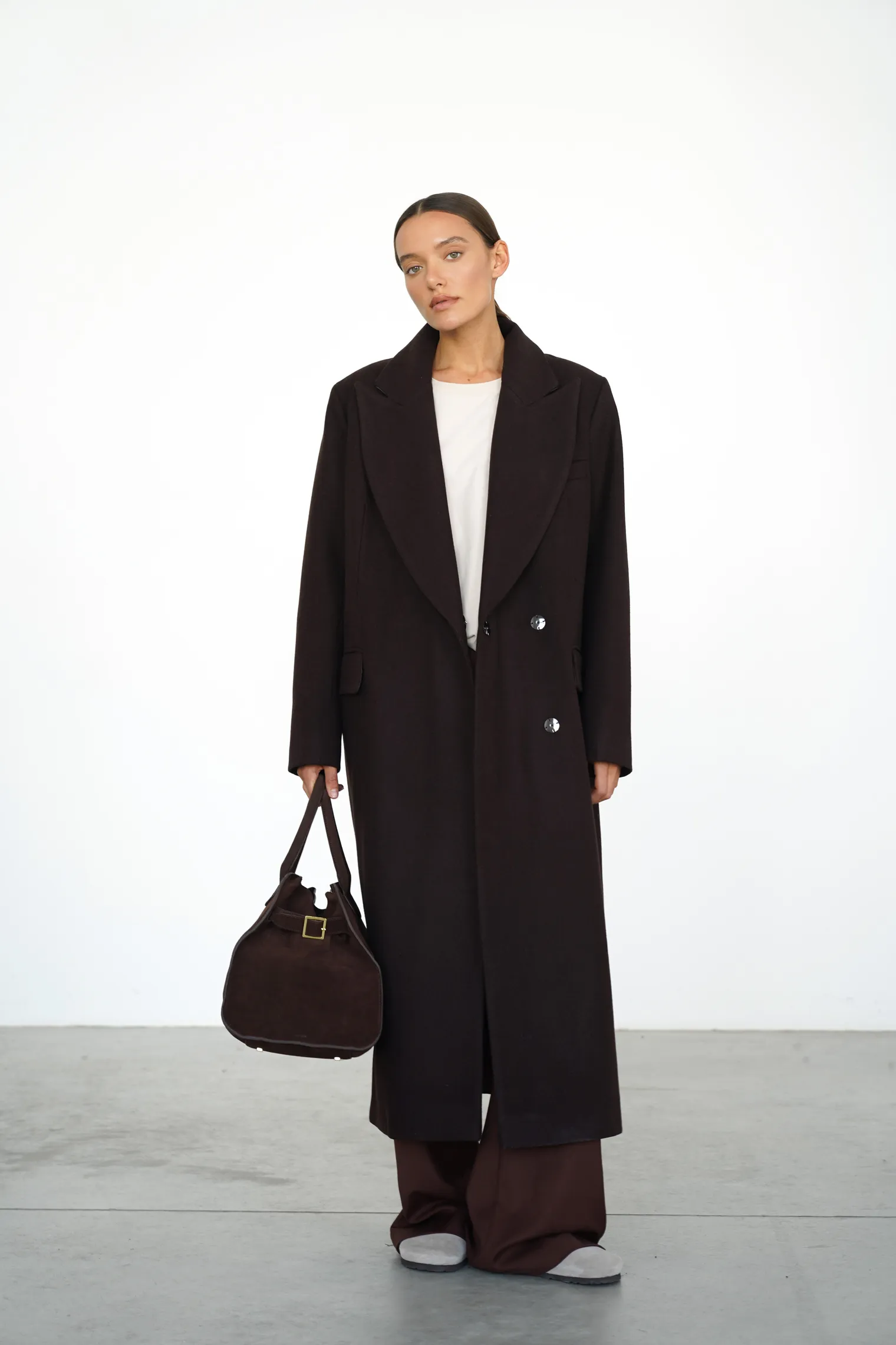 Двубортное пальто с накладными карманами цвета горький шоколад фото 6