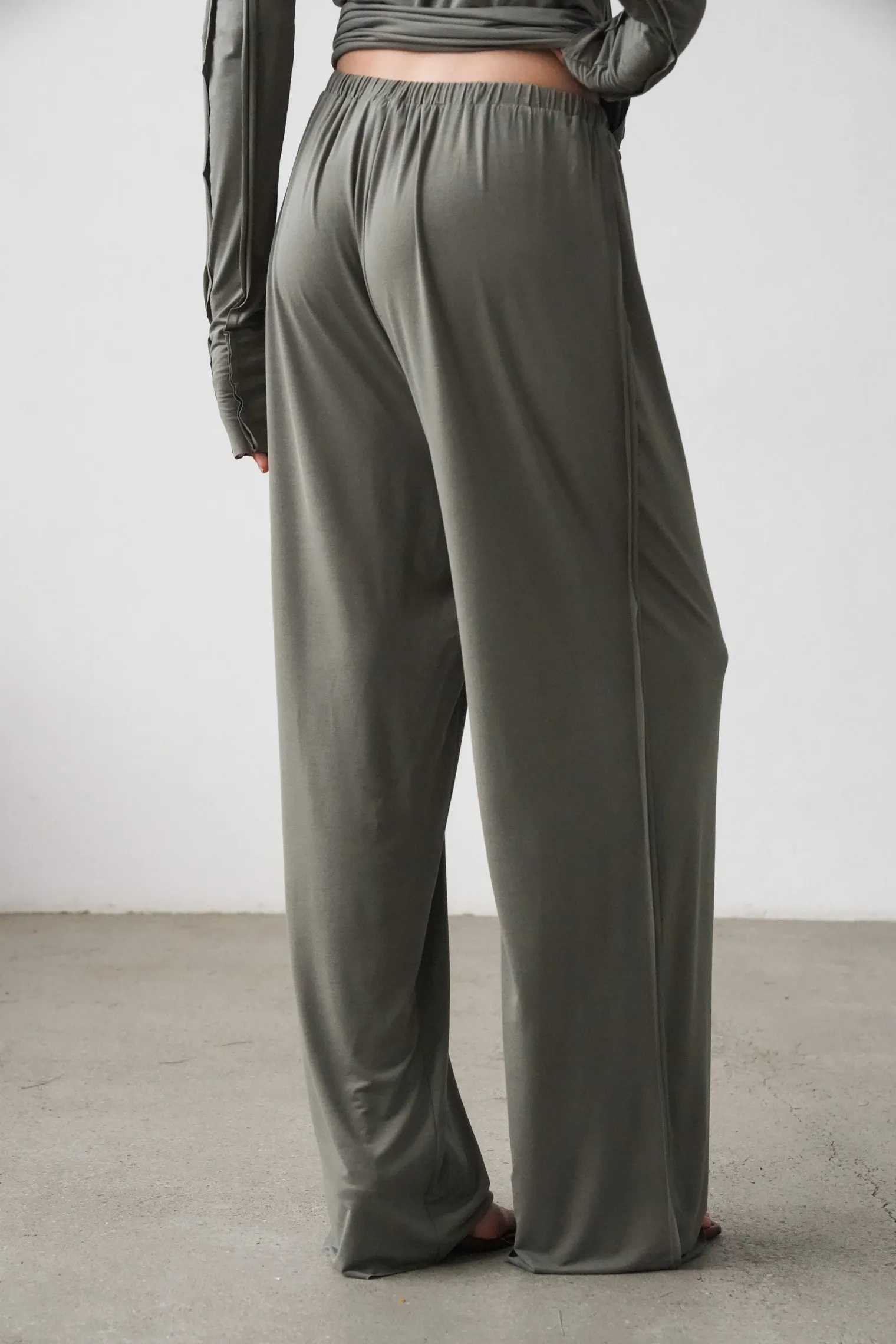 Брюки свободного кроя на резинке цвета хаки фото 4