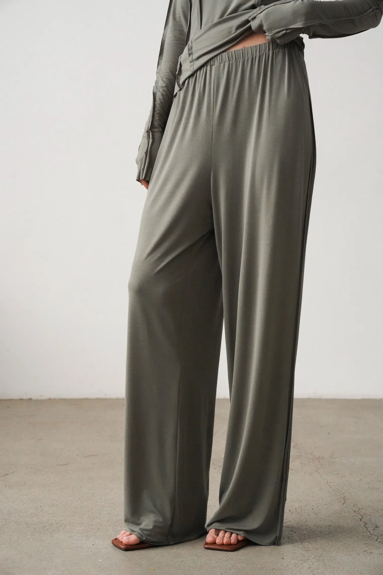 Брюки свободного кроя на резинке цвета хаки фото 7