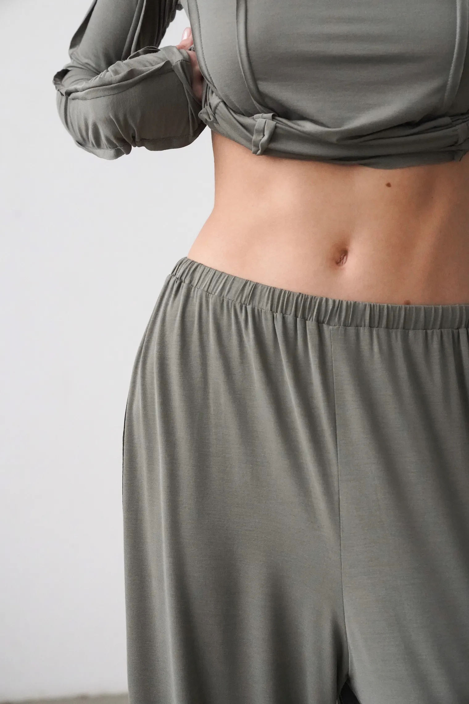 Брюки свободного кроя на резинке цвета хаки фото 2