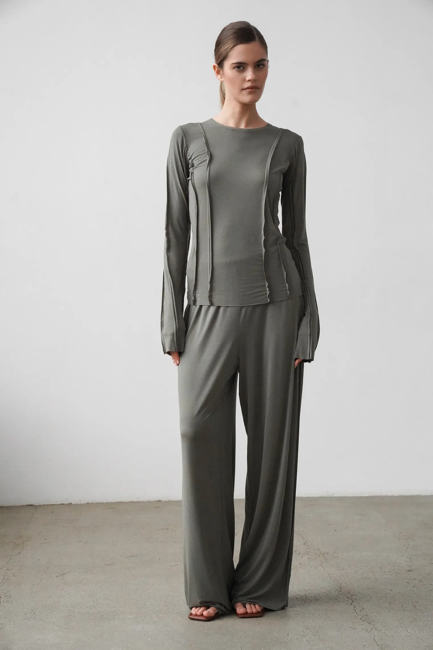 Брюки свободного кроя на резинке цвета хаки фото 3