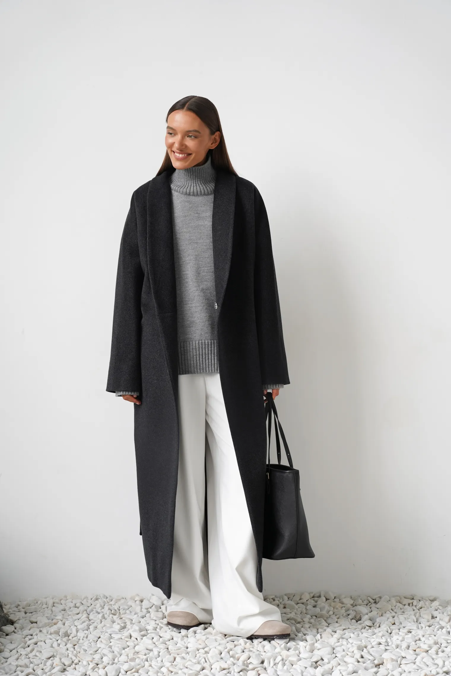 Пальто-халат свободного кроя с цельнокройным рукавом графитового цвета фото 1