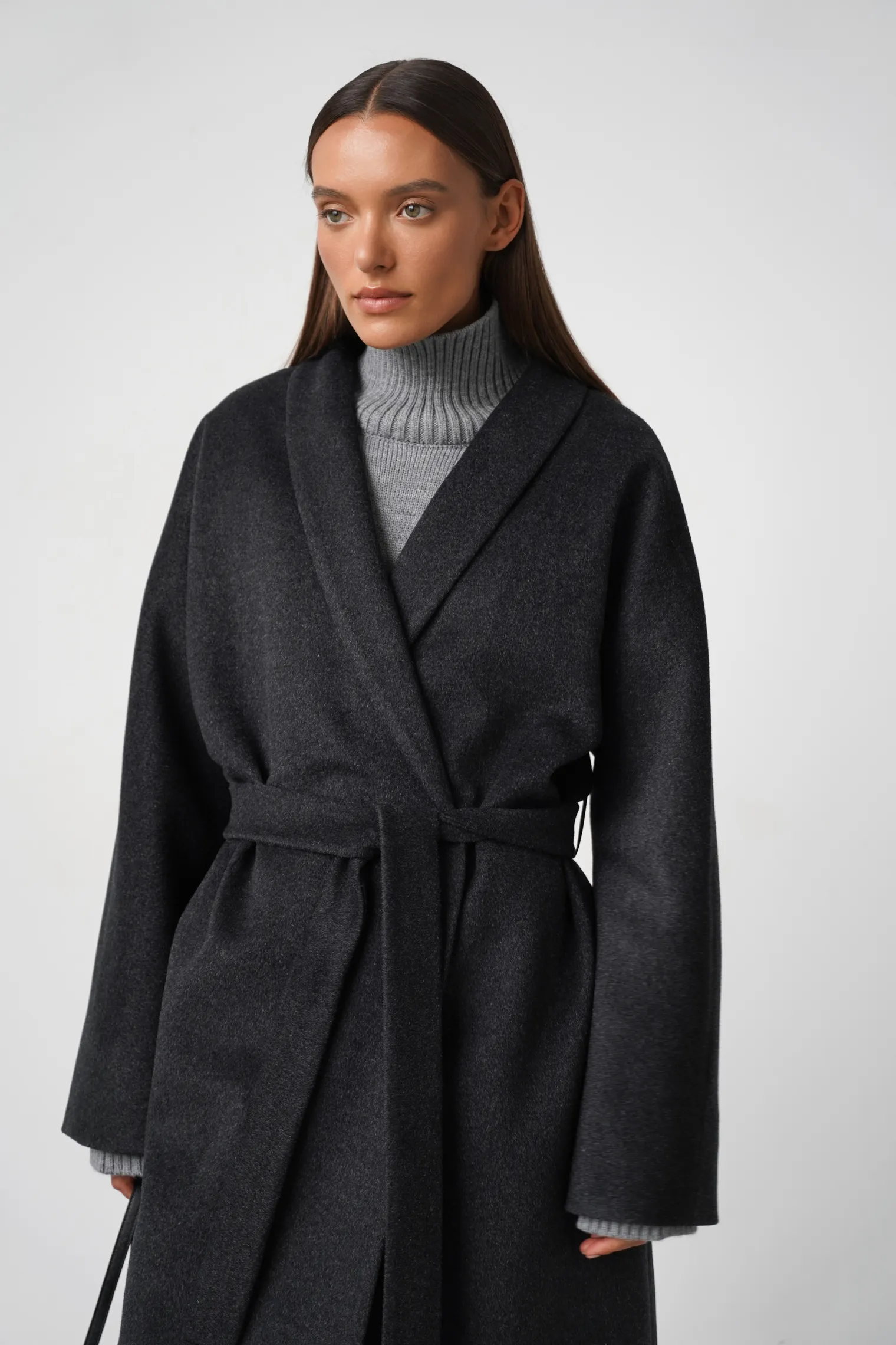 Пальто-халат свободного кроя с цельнокройным рукавом графитового цвета фото 5