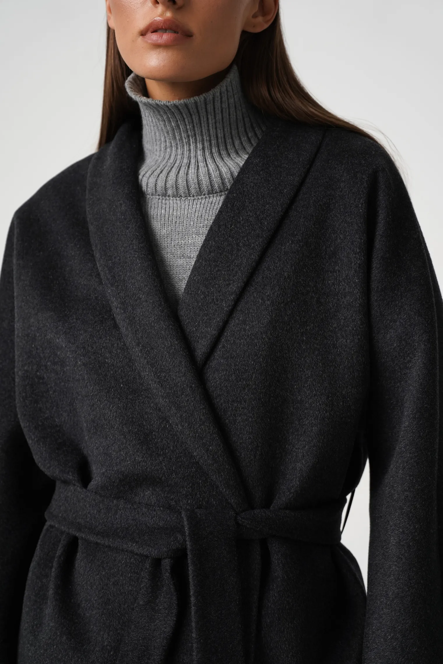 Пальто-халат свободного кроя с цельнокройным рукавом графитового цвета фото 2