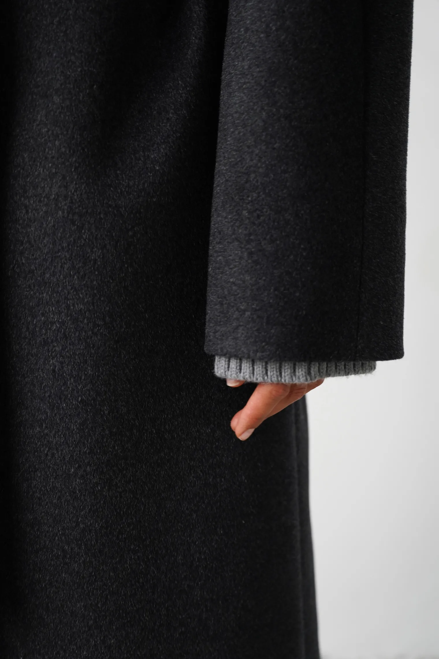 Пальто-халат свободного кроя с цельнокройным рукавом графитового цвета фото 6