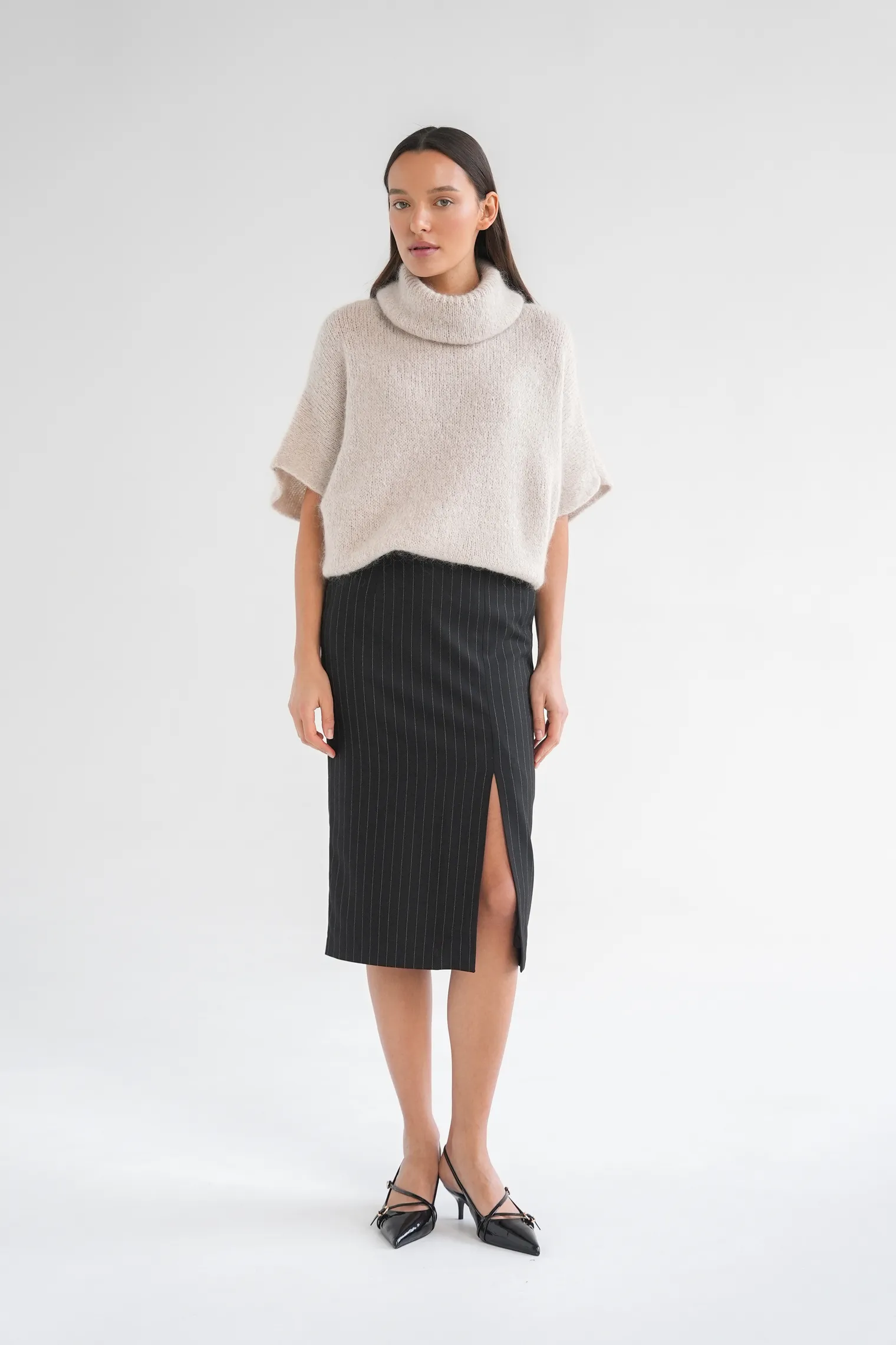 Юбка прямого кроя с разрезом в полоску чёрного цвета фото 2