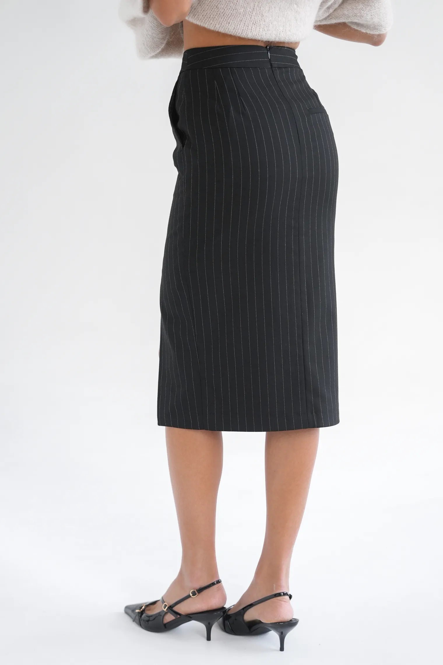 Юбка прямого кроя с разрезом в полоску чёрного цвета фото 4