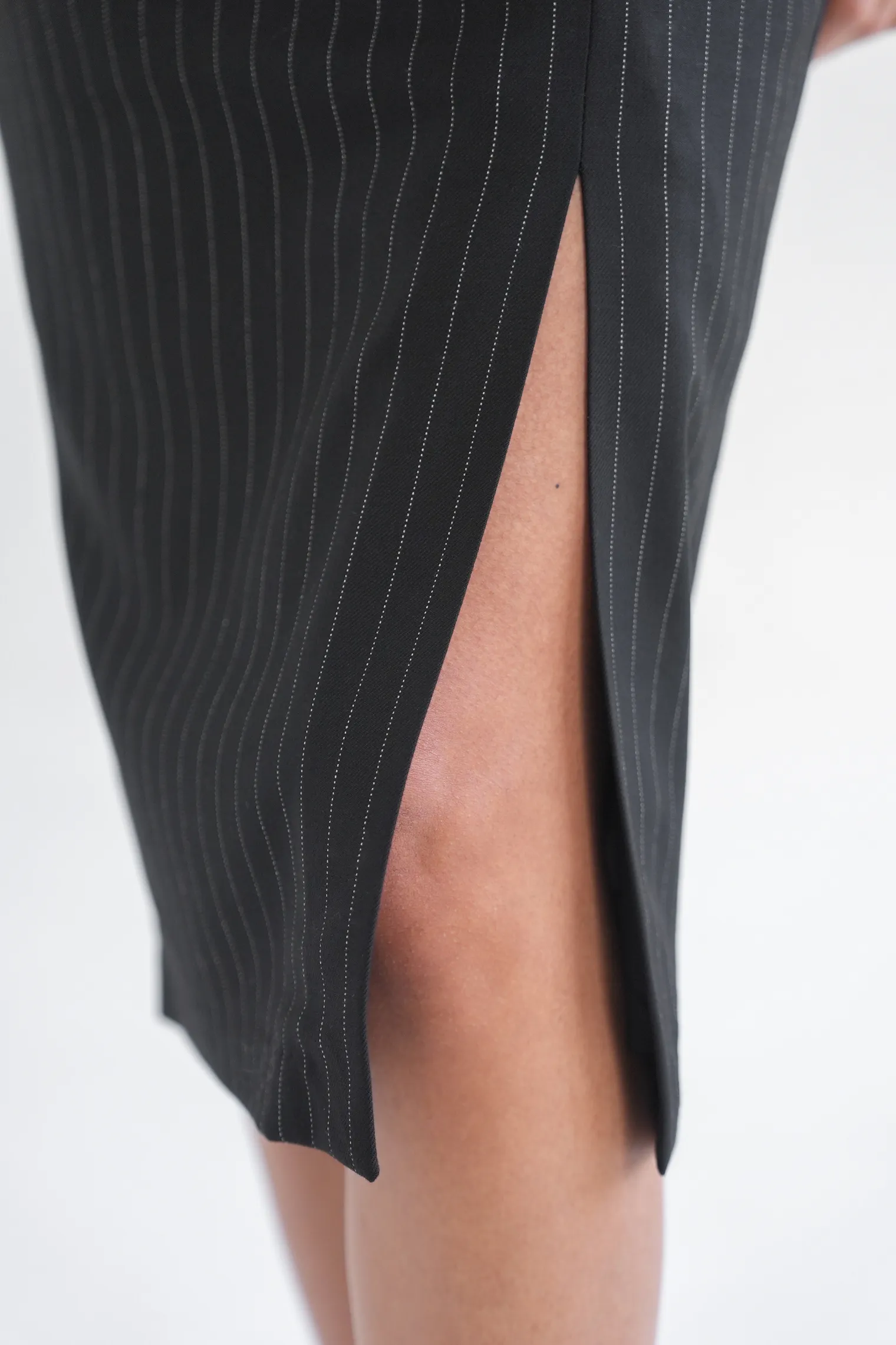 Юбка прямого кроя с разрезом в полоску чёрного цвета фото 6