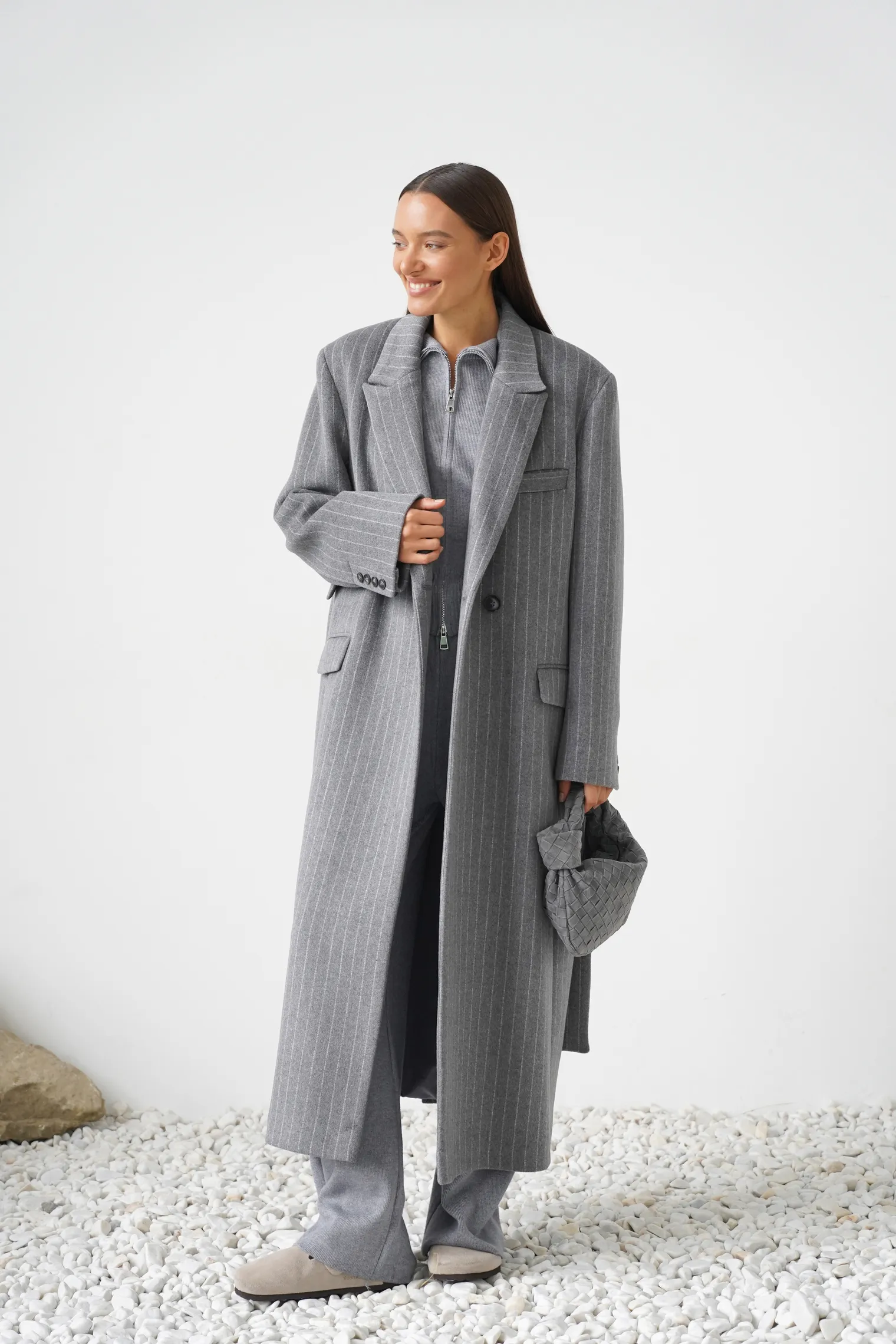 Пальто прямого кроя с карманами и поясом пепельного цвета в полоску фото 1