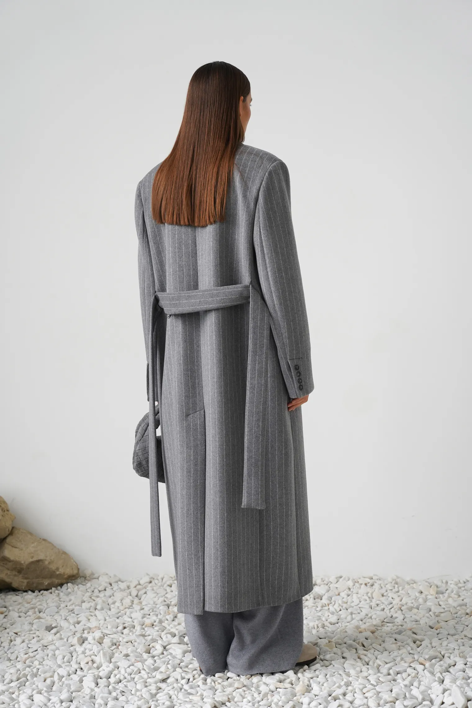 Пальто прямого кроя с карманами и поясом пепельного цвета в полоску фото 4
