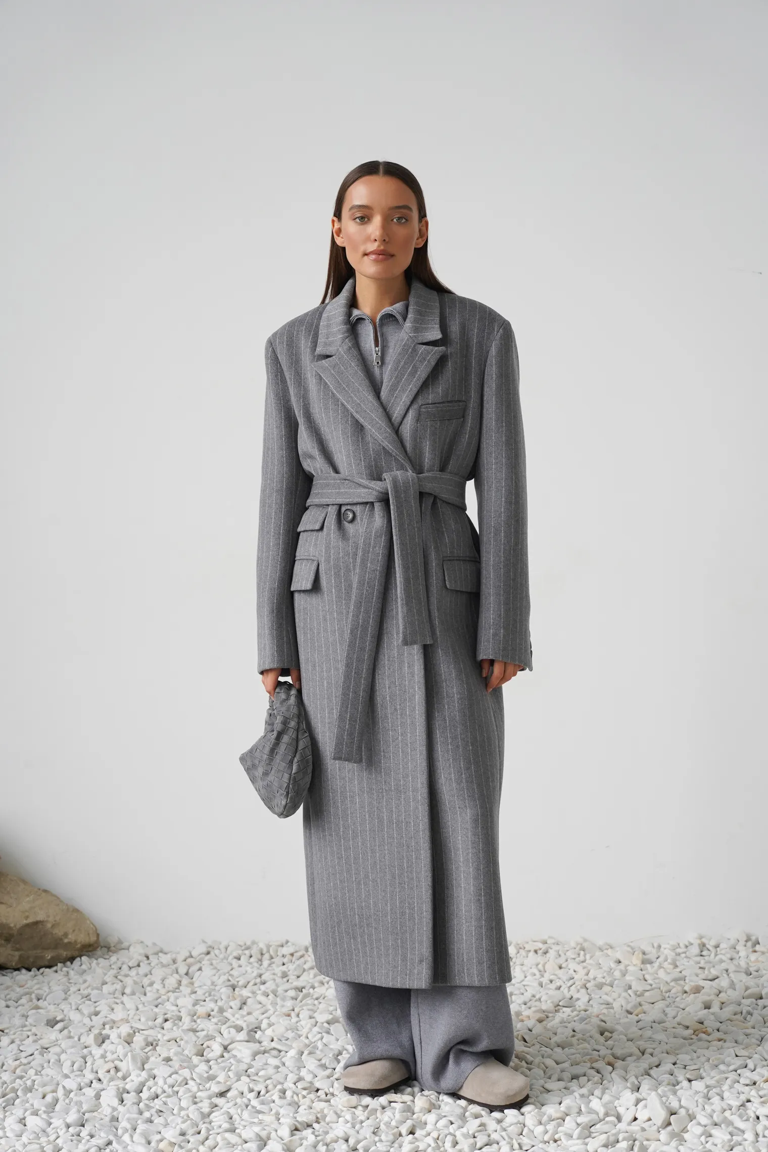 Пальто прямого кроя с карманами и поясом пепельного цвета в полоску фото 7