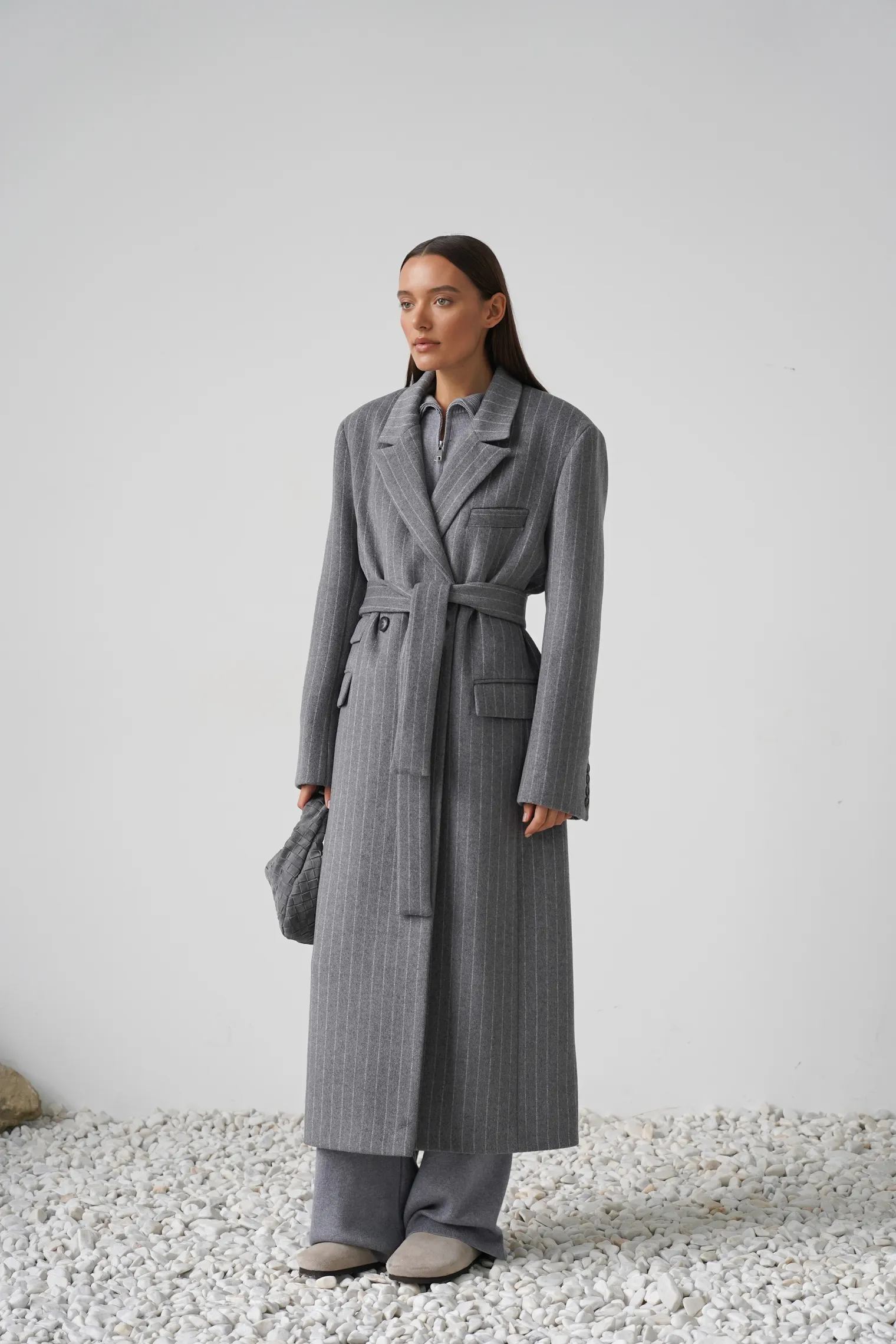 Пальто прямого кроя с карманами и поясом пепельного цвета в полоску фото 3
