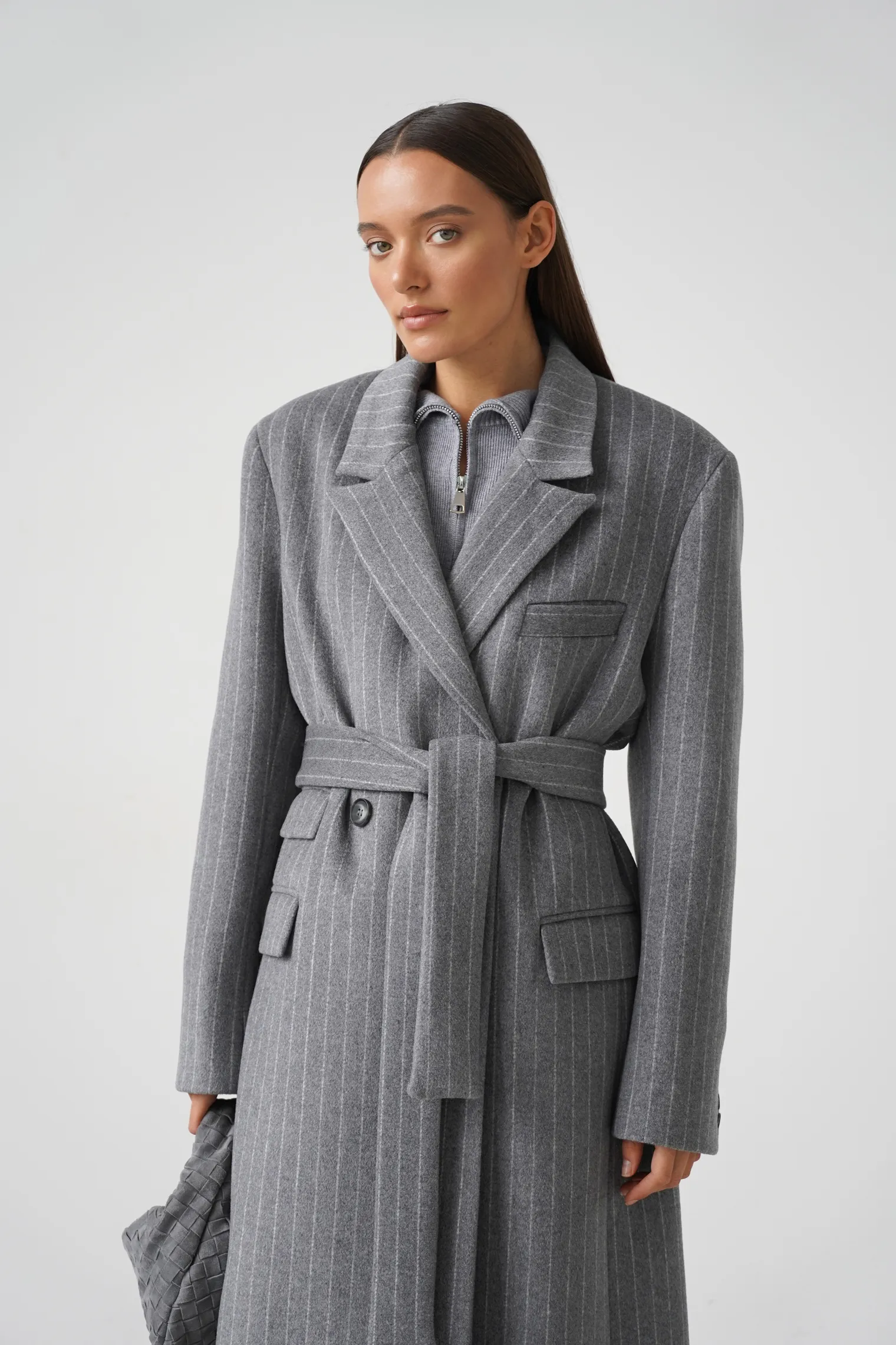 Пальто прямого кроя с карманами и поясом пепельного цвета в полоску фото 6