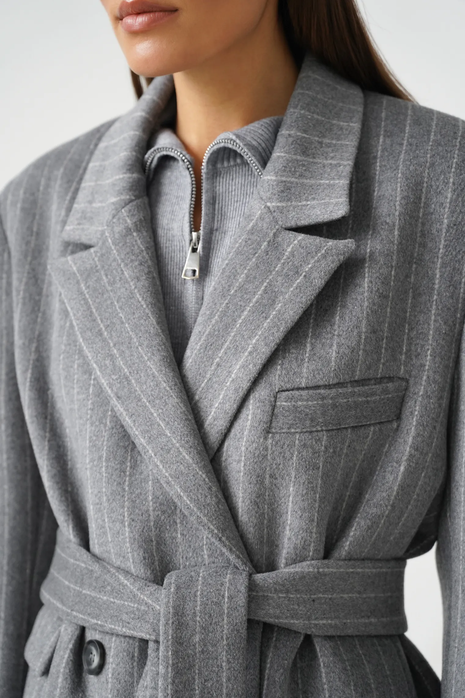 Пальто прямого кроя с карманами и поясом пепельного цвета в полоску фото 2