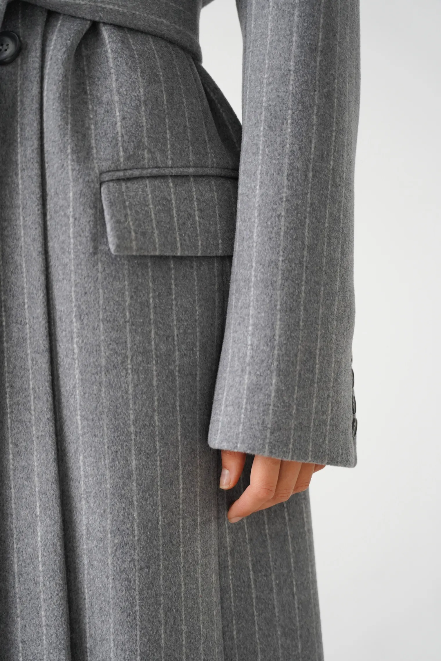 Пальто прямого кроя с карманами и поясом пепельного цвета в полоску фото 8