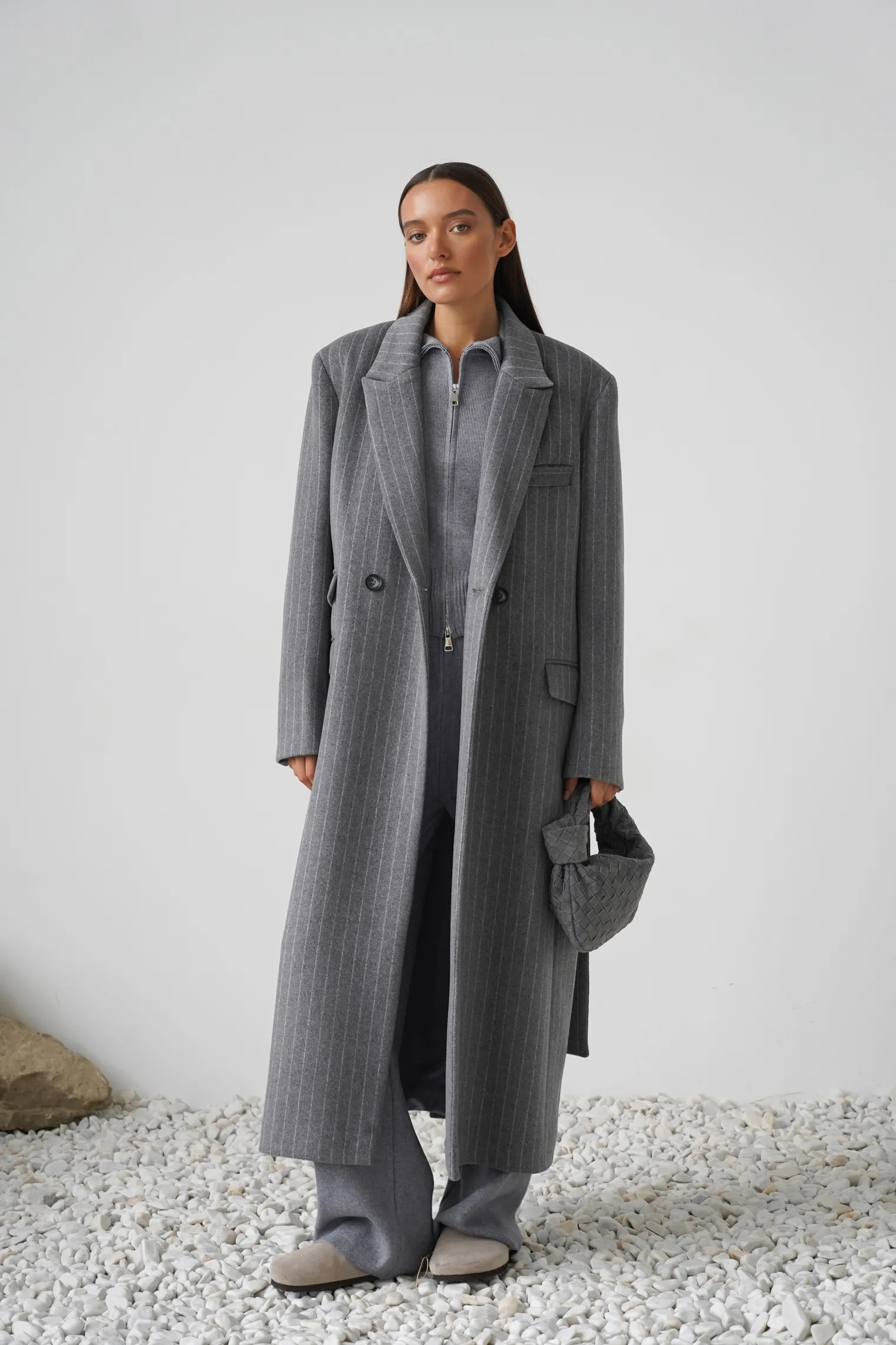 Пальто прямого кроя с карманами и поясом пепельного цвета в полоску фото 5