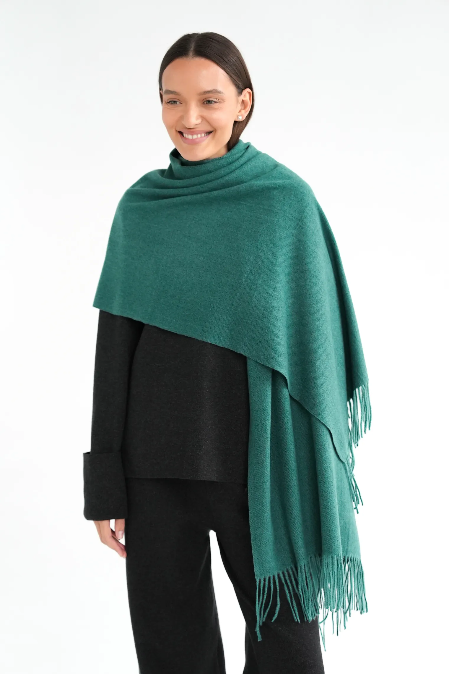 Палантин однотонный из вискозы в цвете ель фото 3