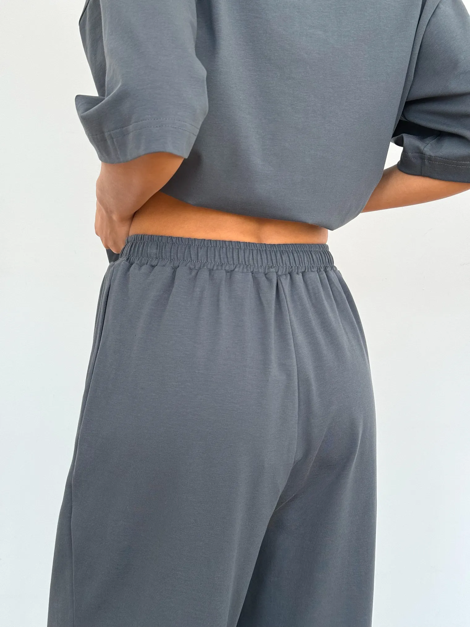 Брюки свободного кроя на резинке дымчатого цвета фото 7