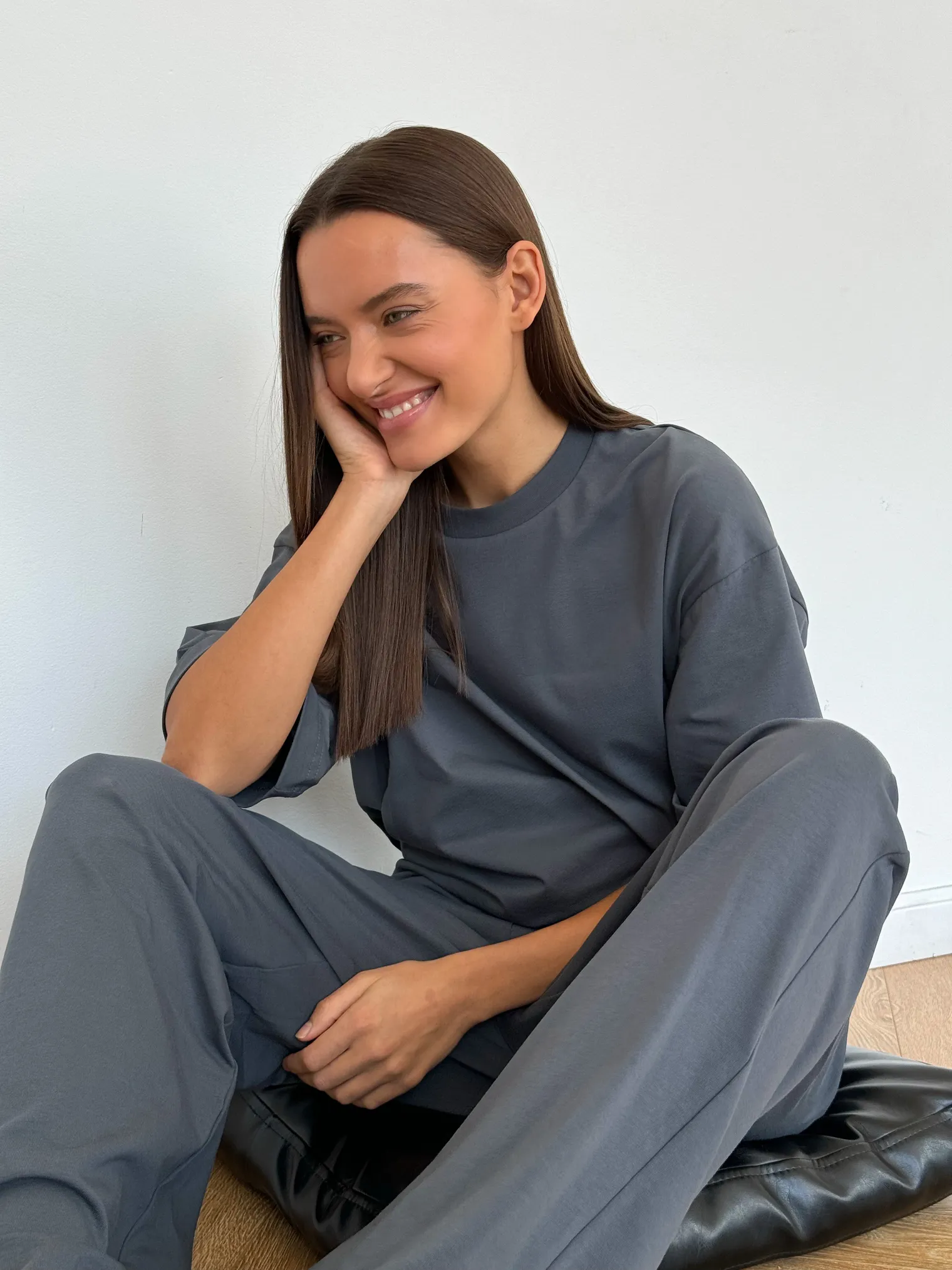 Брюки свободного кроя на резинке дымчатого цвета фото 4