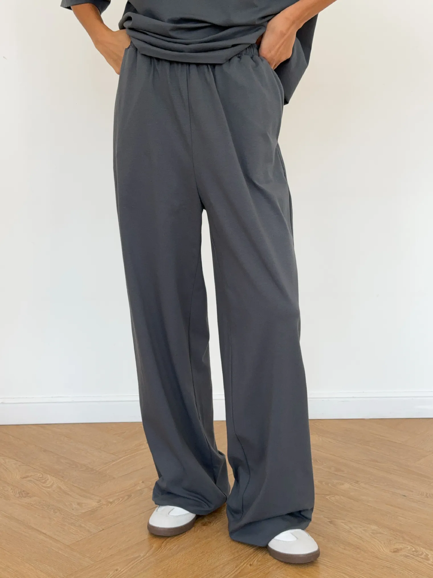 Брюки свободного кроя на резинке дымчатого цвета фото 2