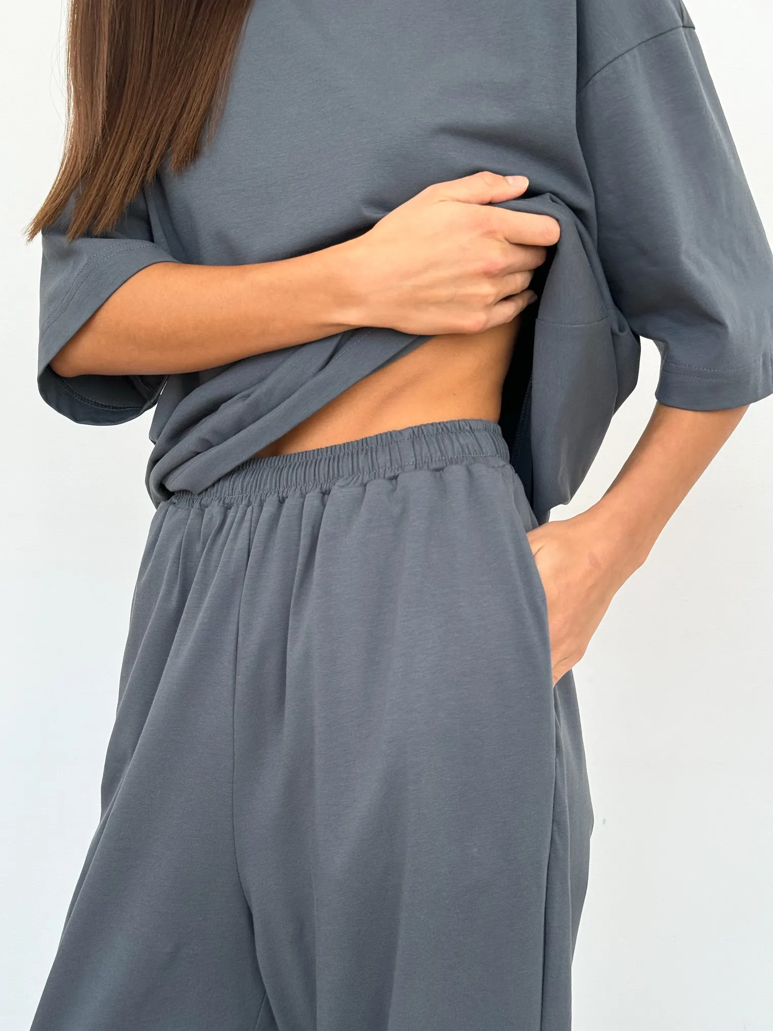 Брюки свободного кроя на резинке дымчатого цвета фото 3