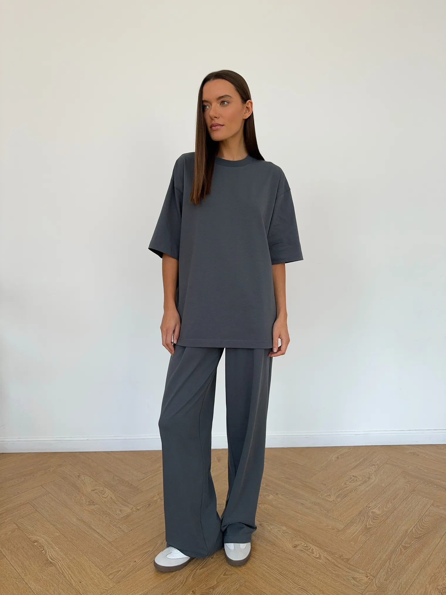 Брюки свободного кроя на резинке дымчатого цвета фото 6