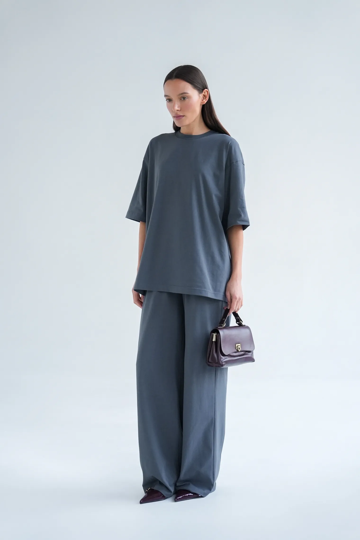 Брюки свободного кроя на резинке дымчатого цвета фото 5