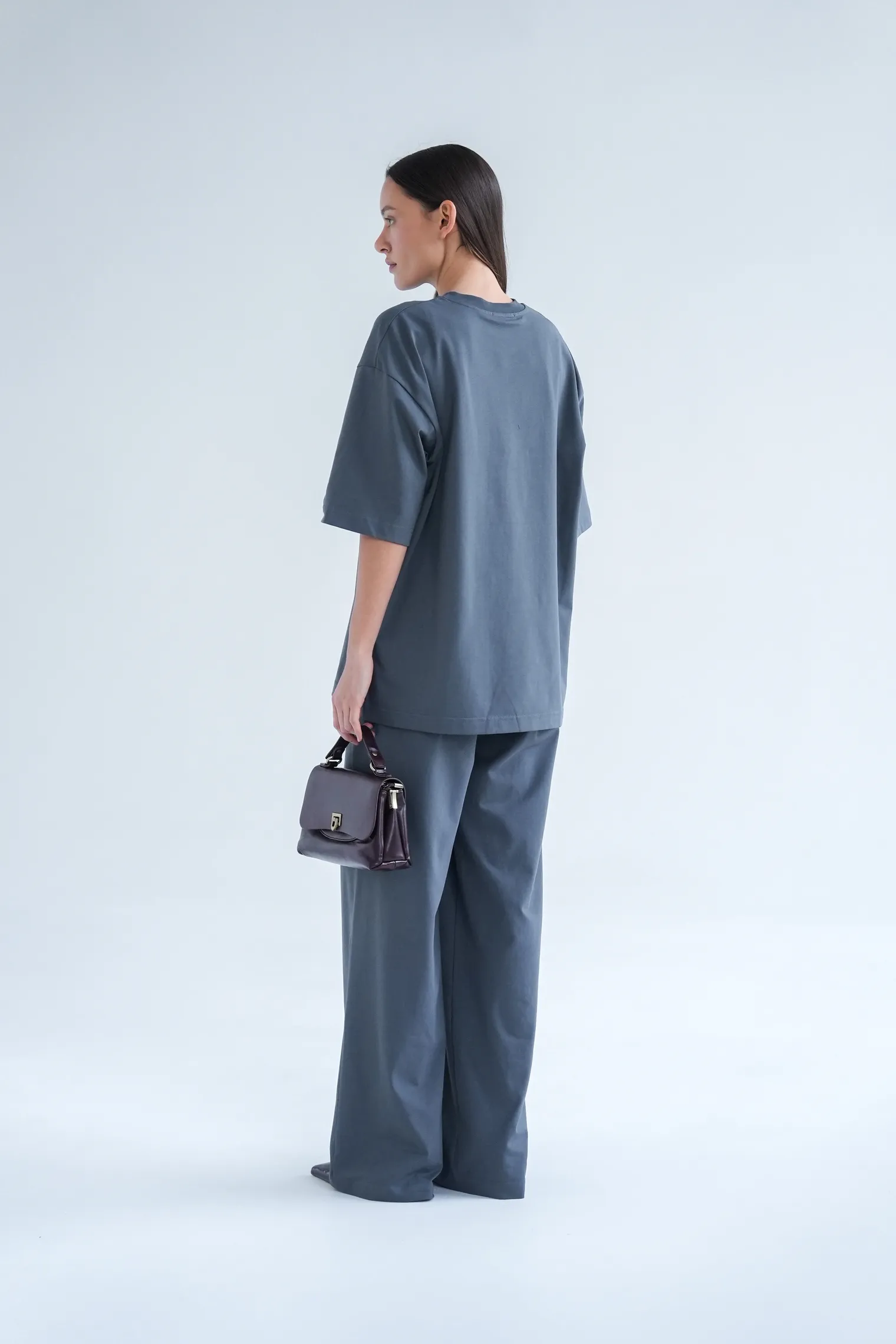 Брюки свободного кроя на резинке дымчатого цвета фото 7