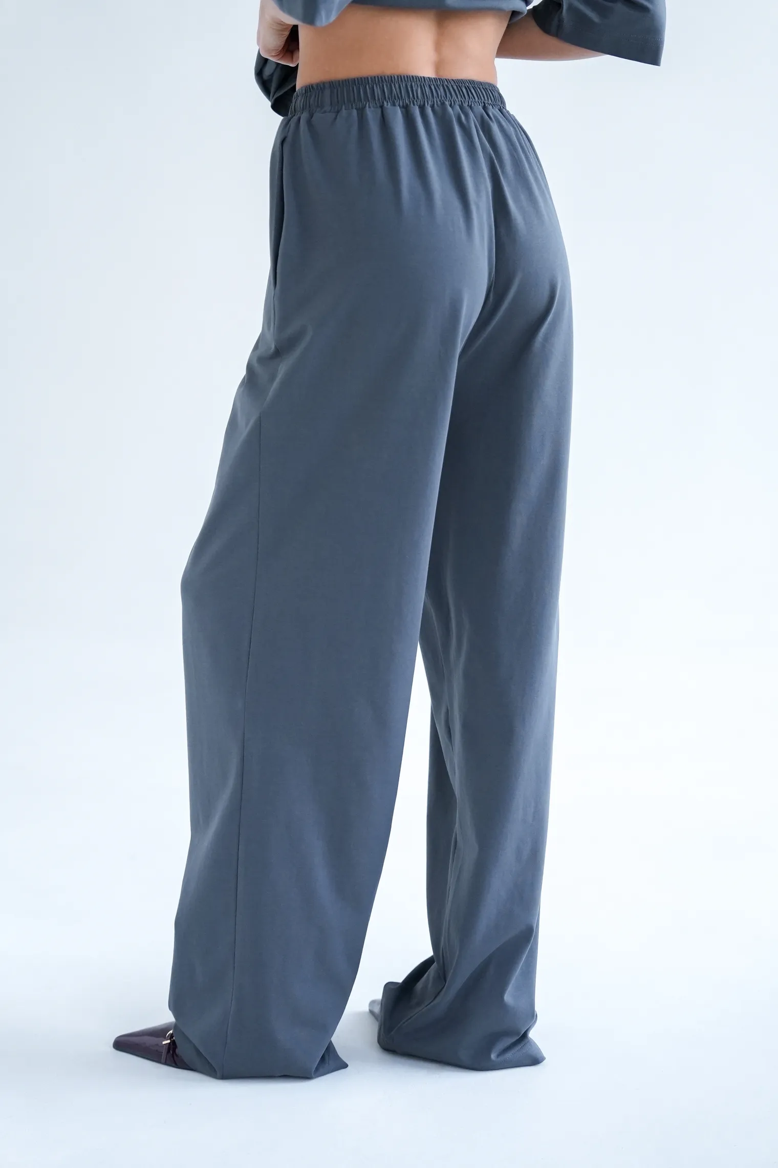 Брюки свободного кроя на резинке дымчатого цвета фото 4