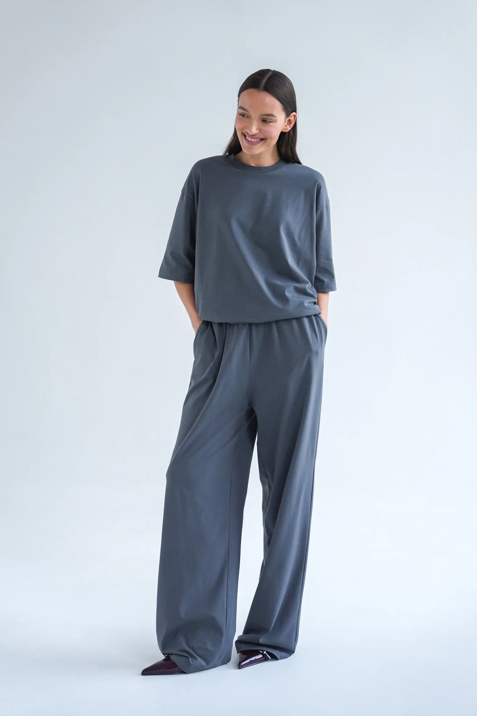 Брюки свободного кроя на резинке дымчатого цвета фото 2