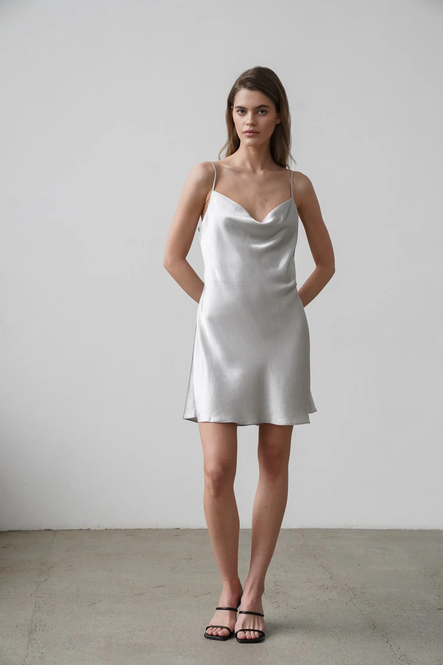 Платье-комбинация мини из струящейся ткани стального цвета фото 7