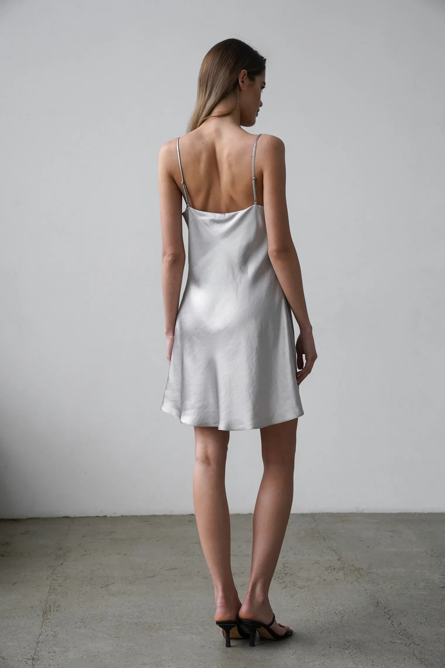 Платье-комбинация мини из струящейся ткани стального цвета фото 4