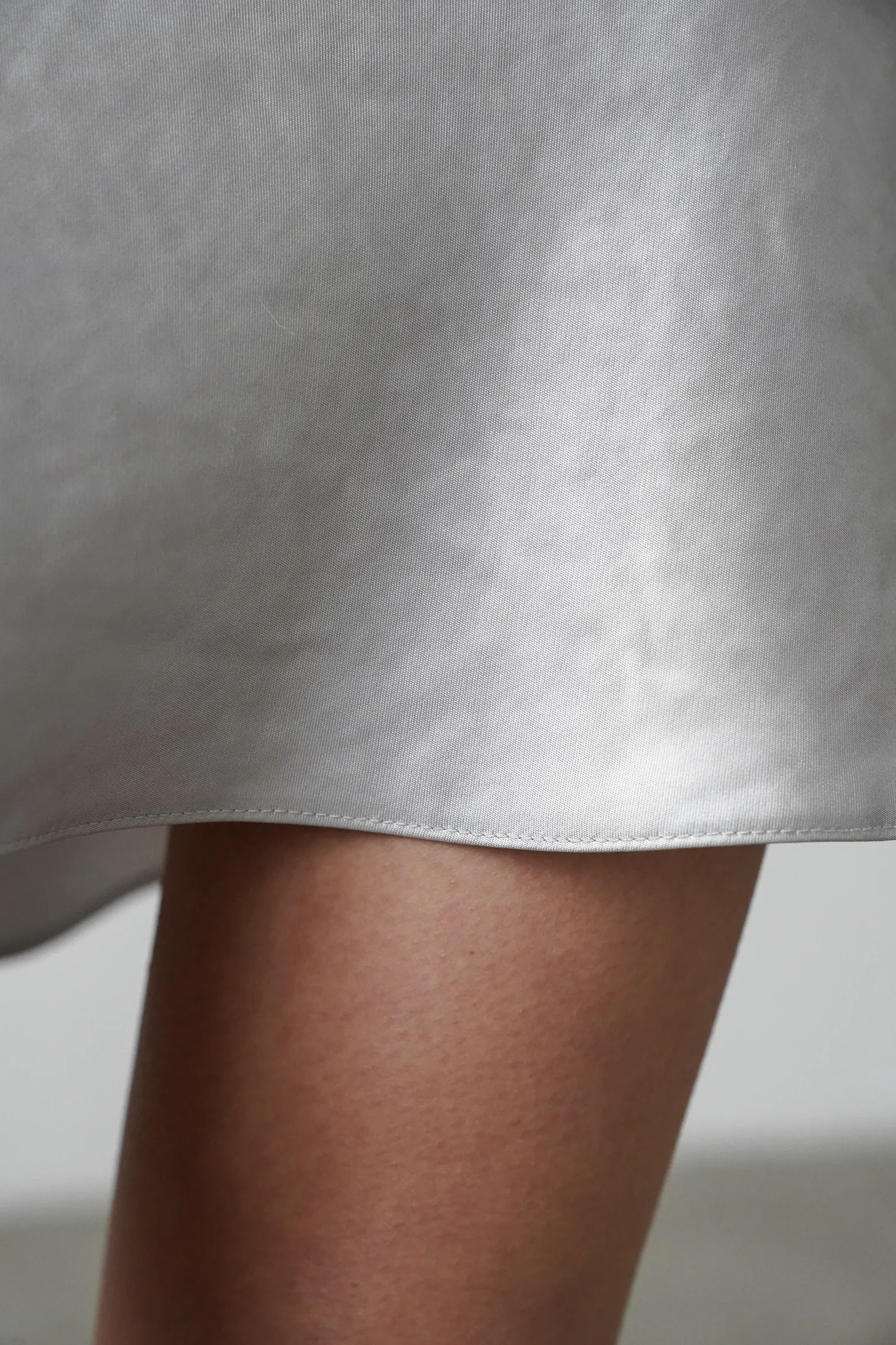 Платье-комбинация мини из струящейся ткани стального цвета фото 2