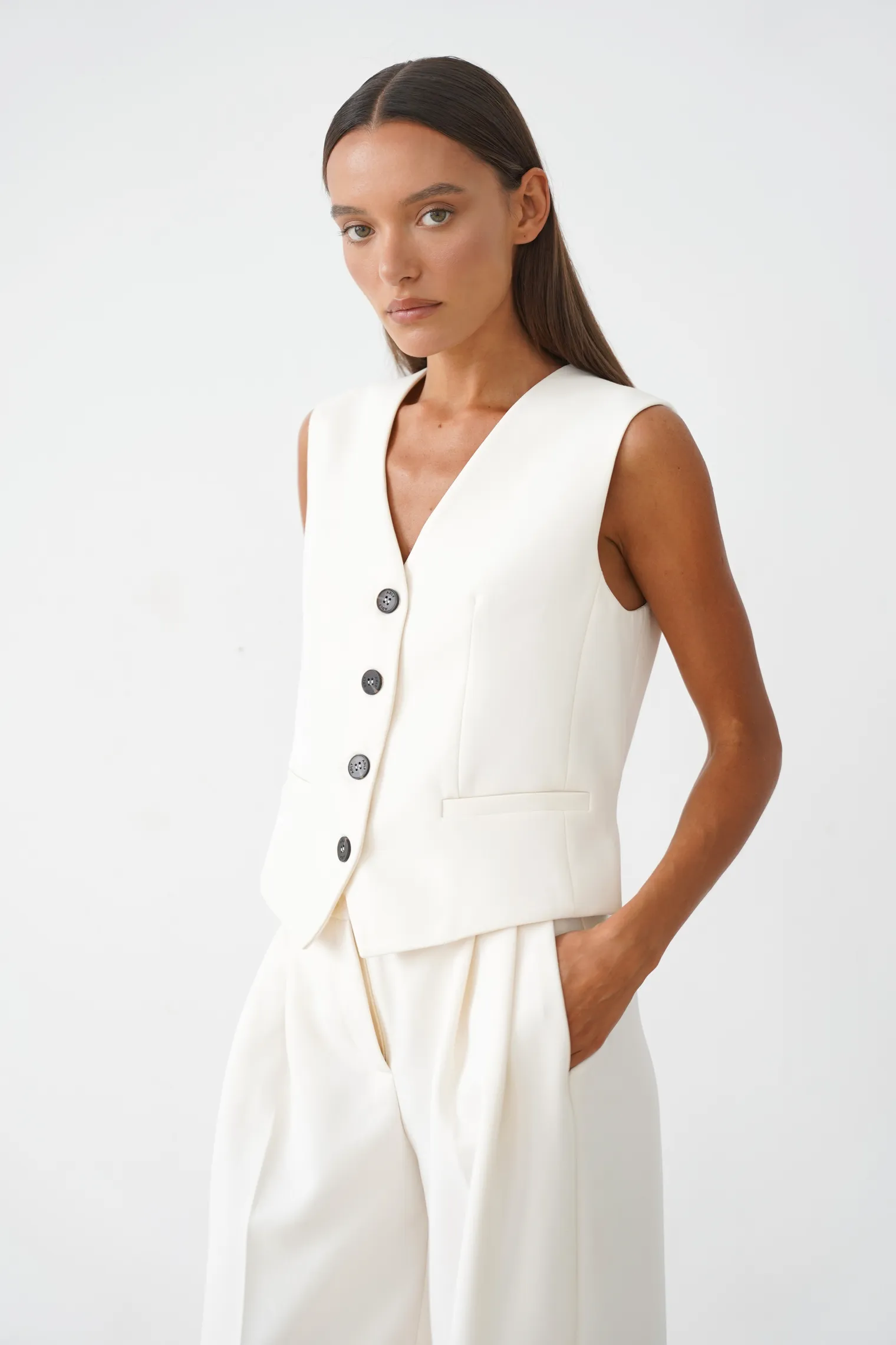 Однобортный жилет с пуговицами цвета тофу фото 1