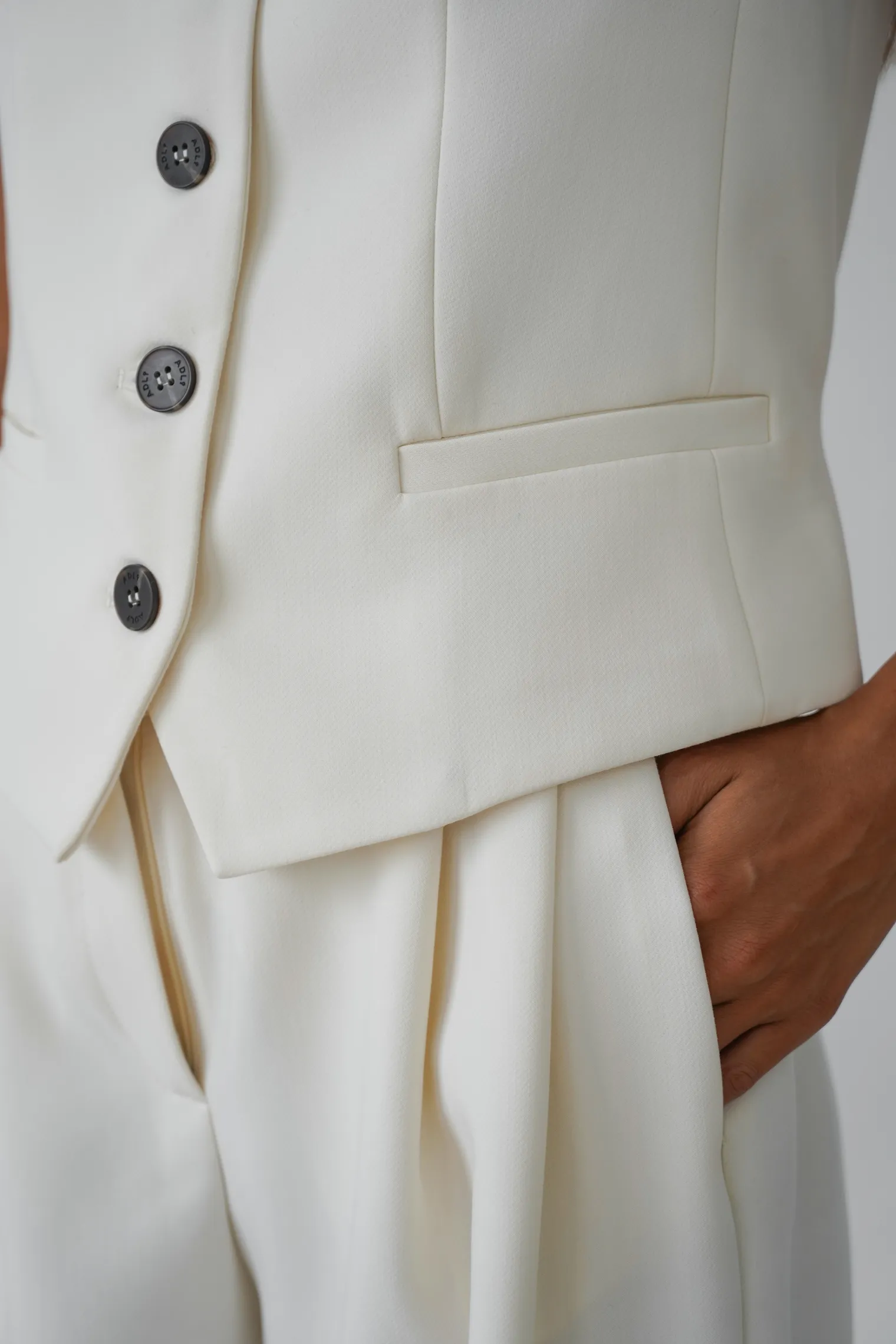 Однобортный жилет с пуговицами цвета тофу фото 2