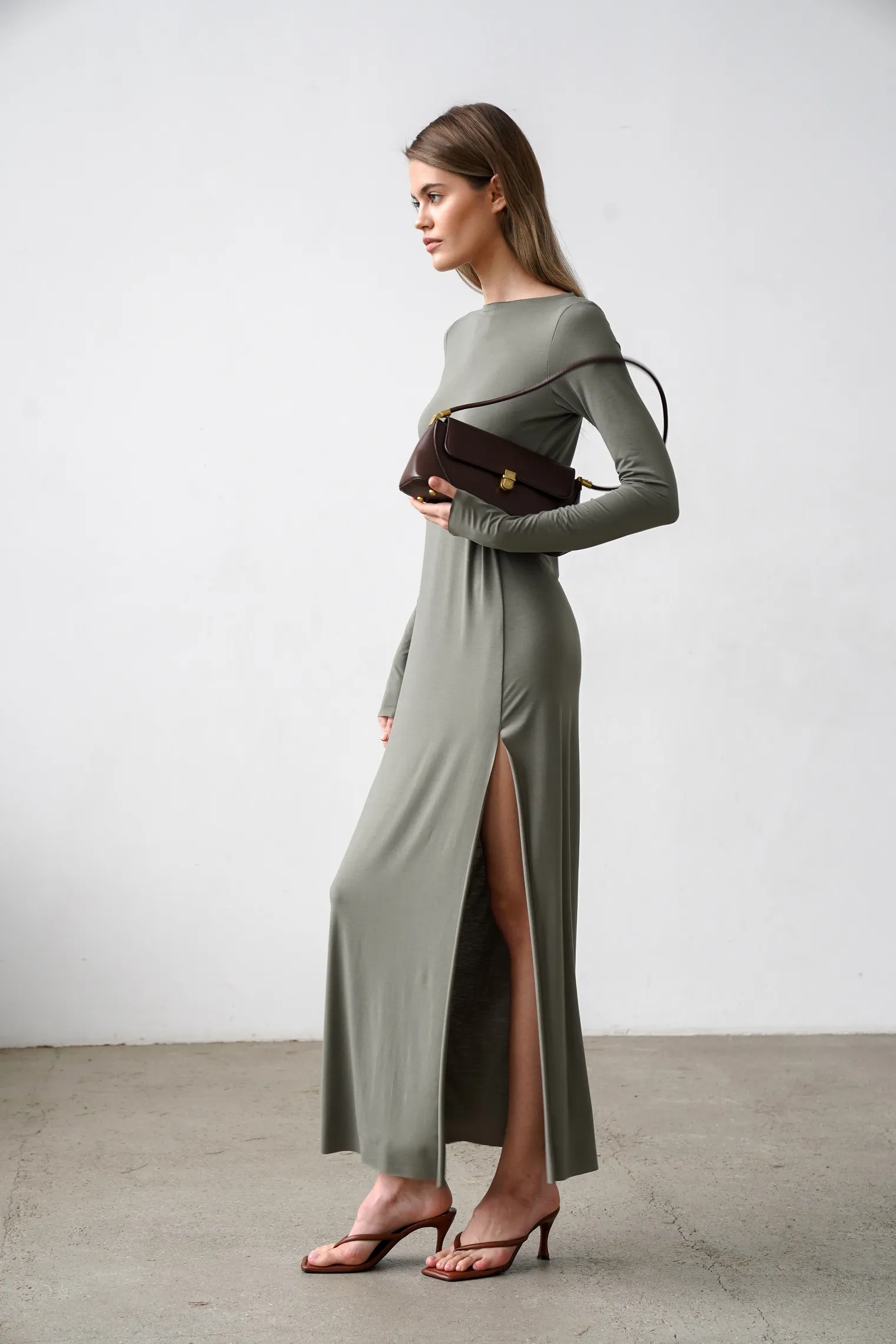 Платье макси с разрезом цвета хаки фото 6