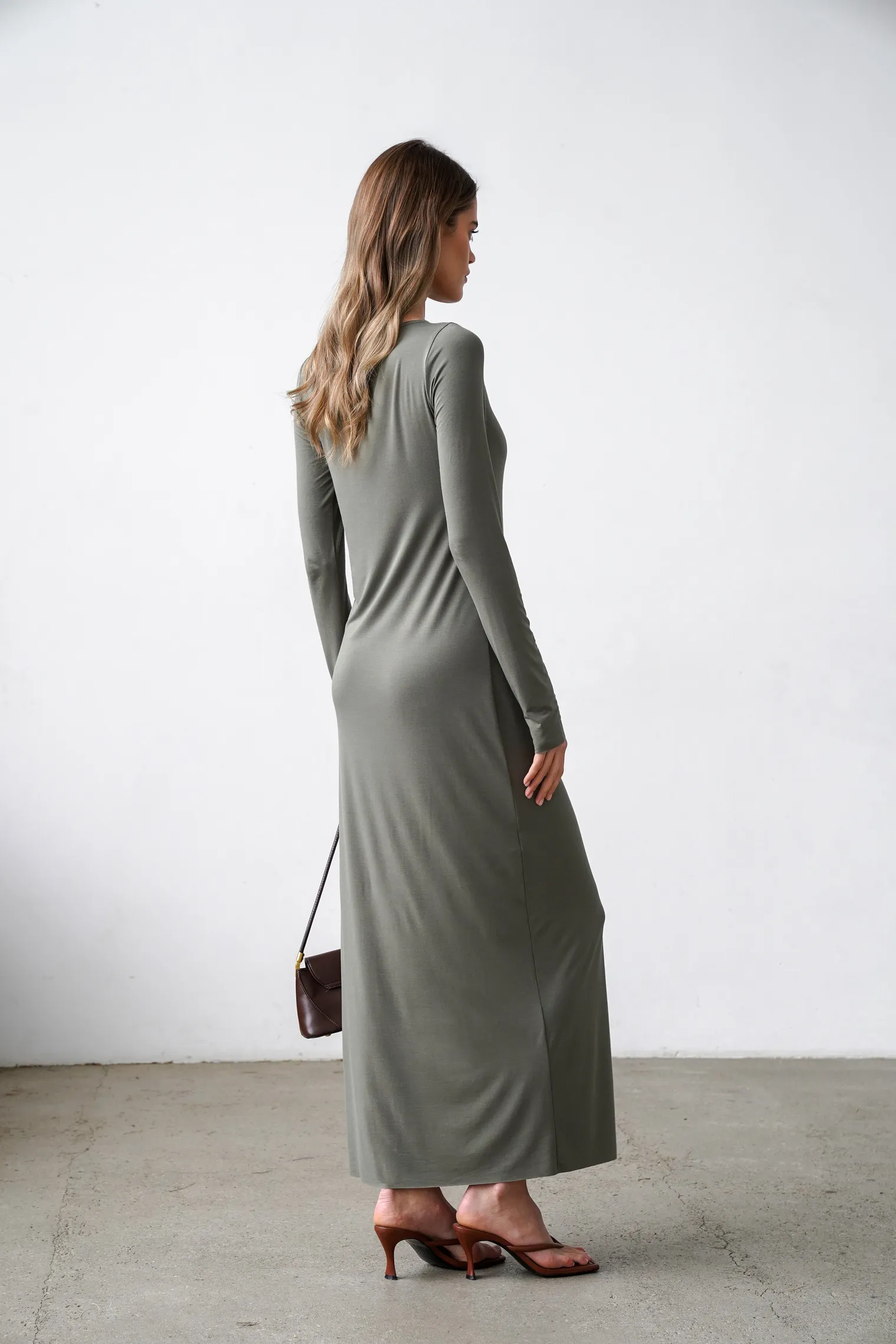 Платье макси с разрезом цвета хаки фото 4