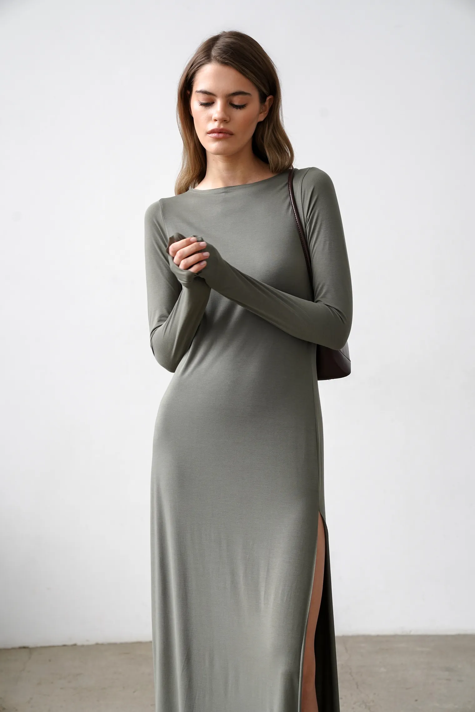 Платье макси с разрезом цвета хаки фото 5