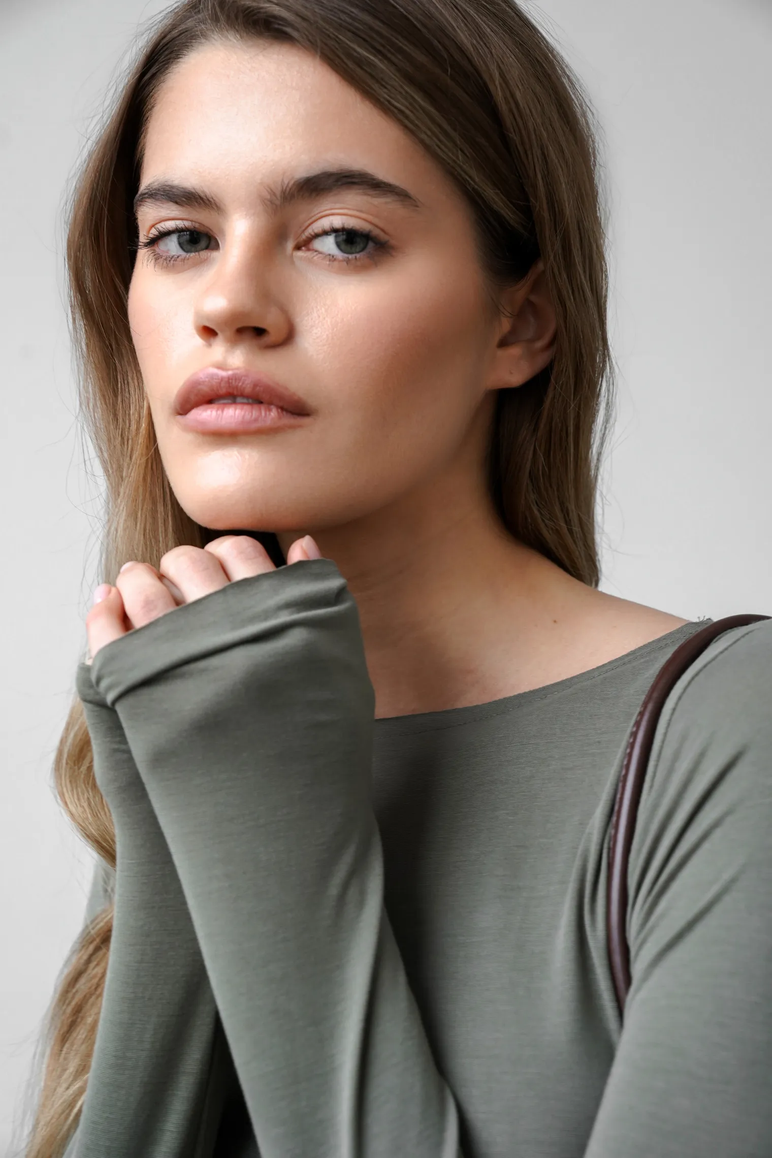 Платье макси с разрезом цвета хаки фото 7