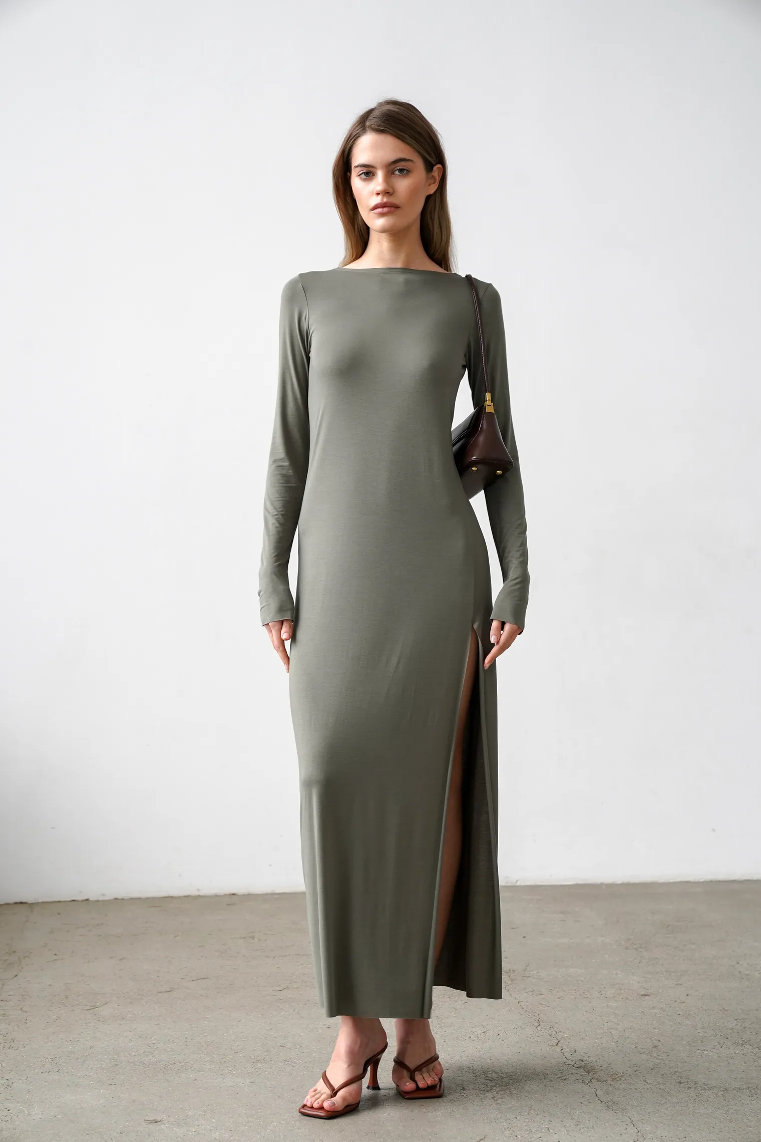 Платье макси с разрезом цвета хаки фото 3