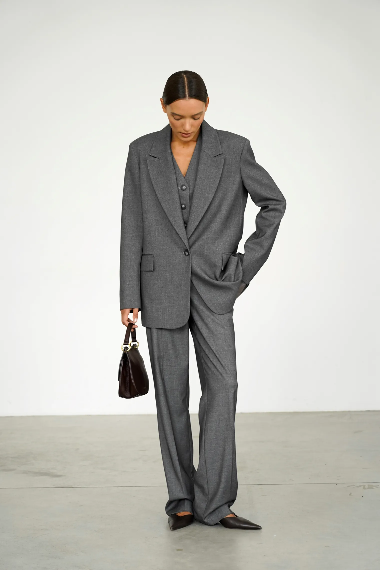 Однобортный жакет с накладными карманами графитового цвета фото 6