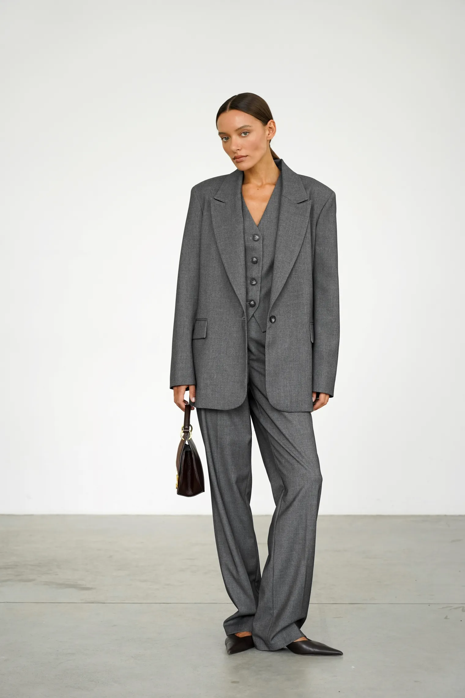 Однобортный жакет с накладными карманами графитового цвета фото 8