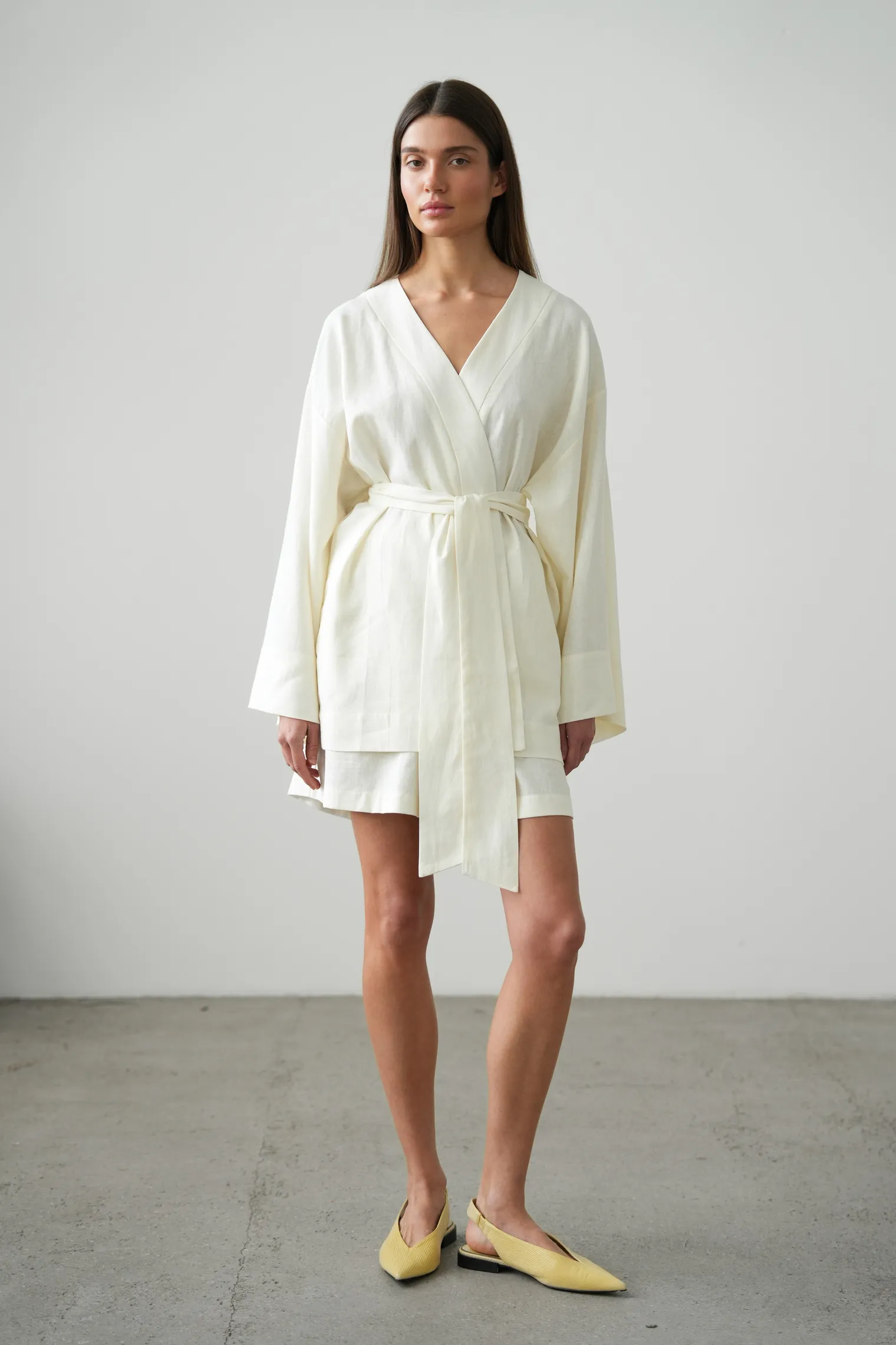 Шорты изо льна цвета тофу фото 3