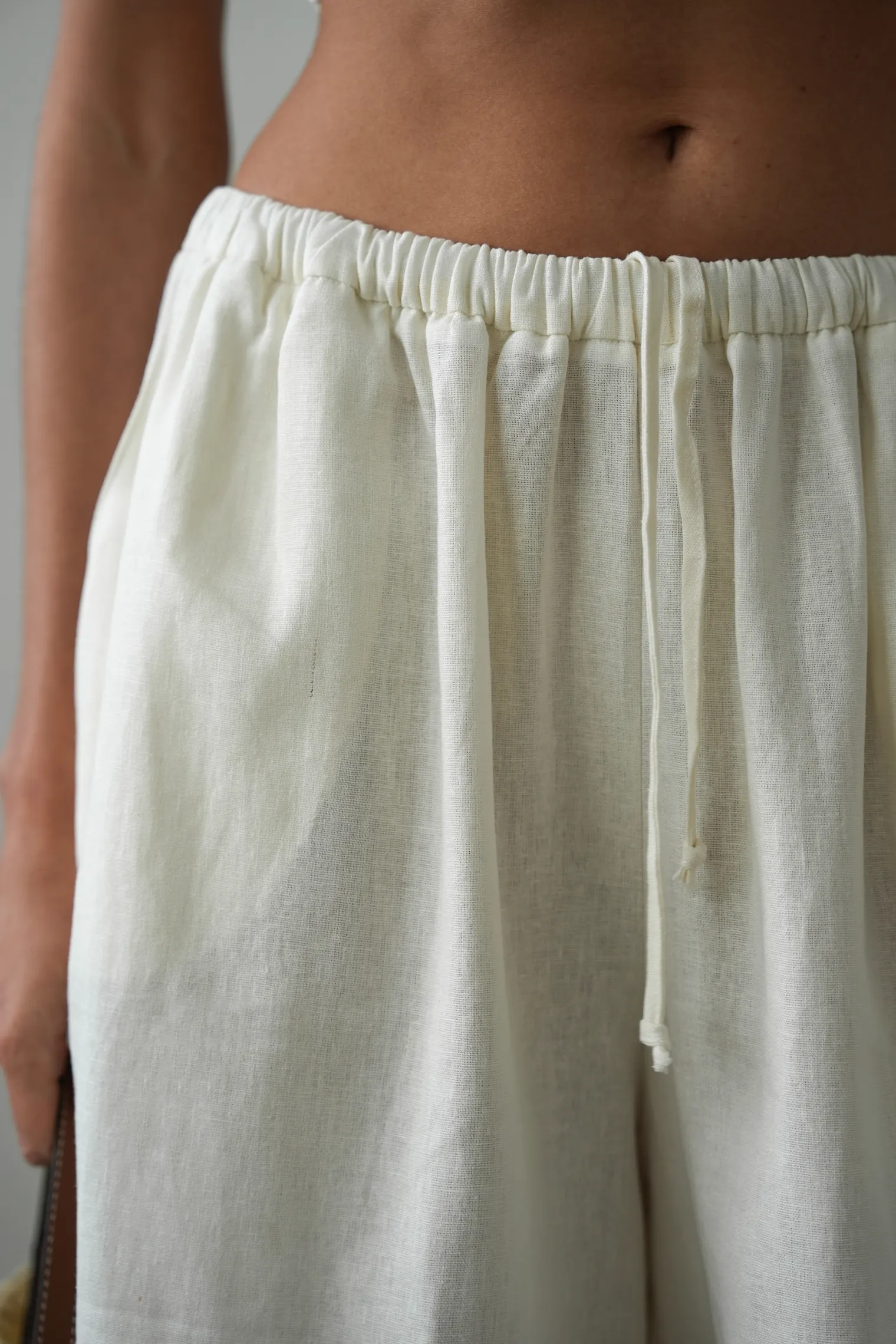 Шорты изо льна цвета тофу фото 2
