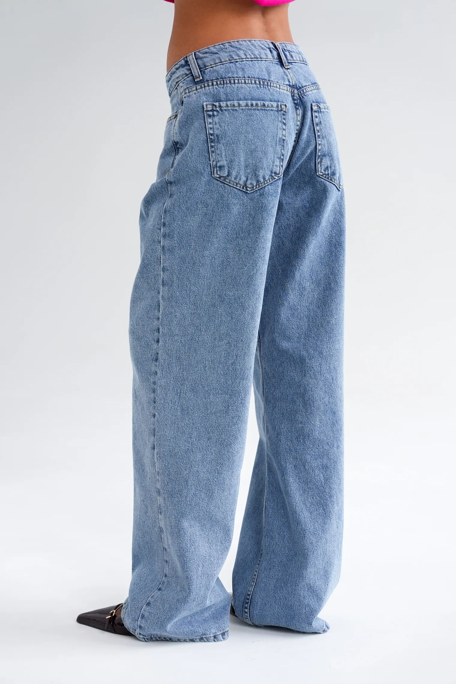 Джинсы широкого кроя с завышенной талией голубого цвета фото 4