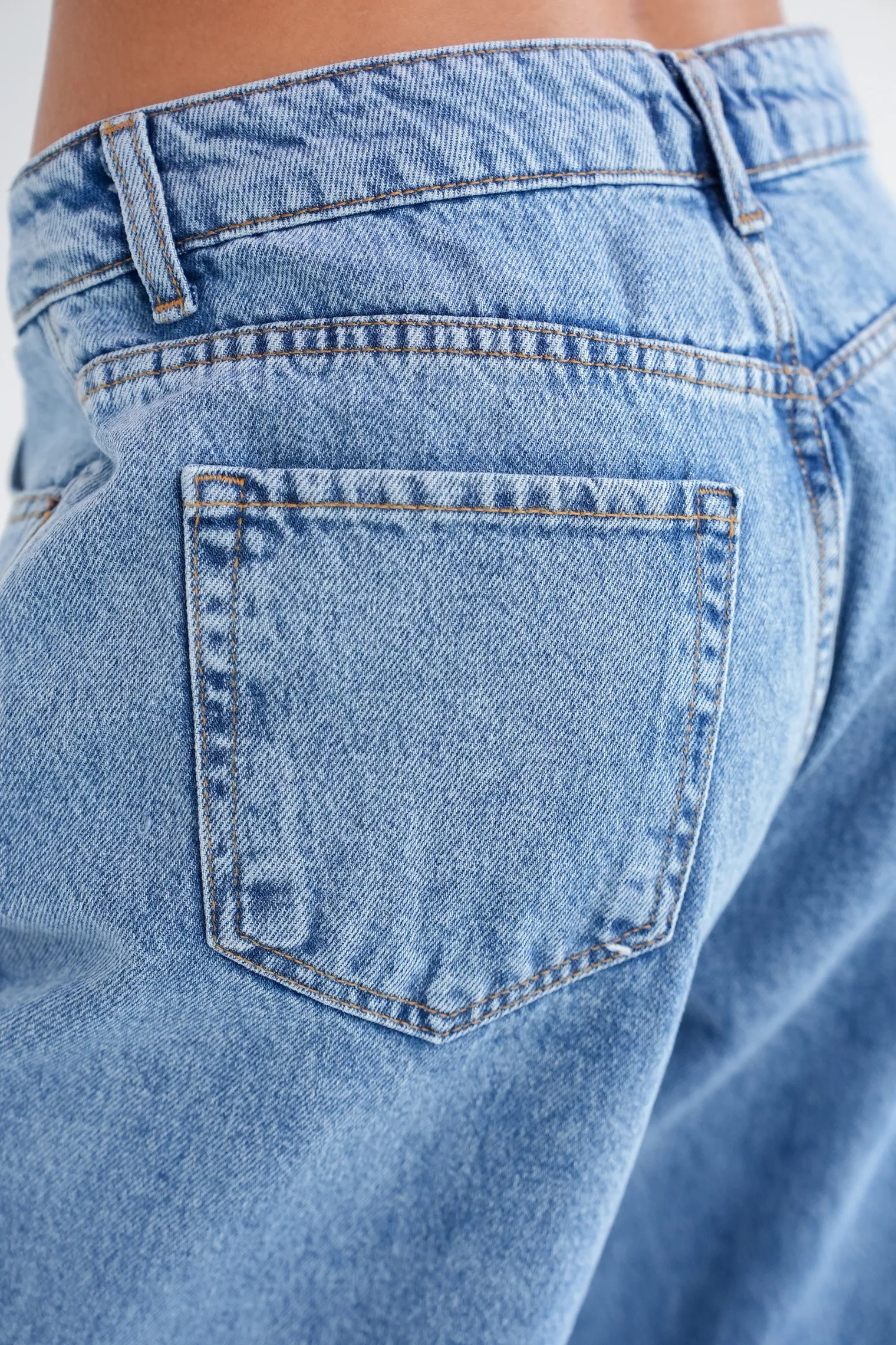 Джинсы широкого кроя с завышенной талией голубого цвета фото 6