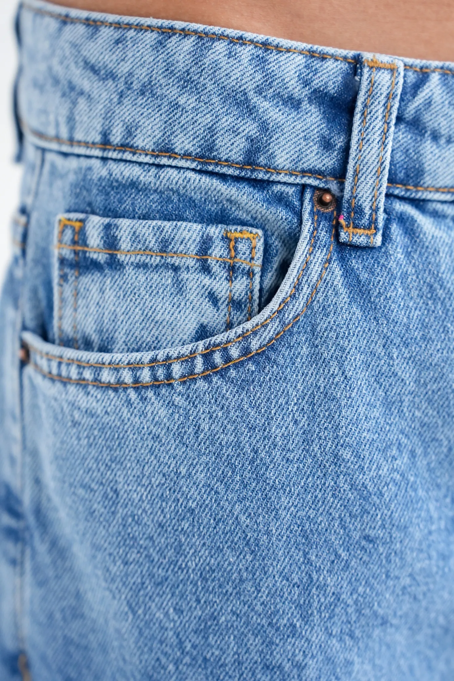 Джинсы широкого кроя с завышенной талией голубого цвета фото 3