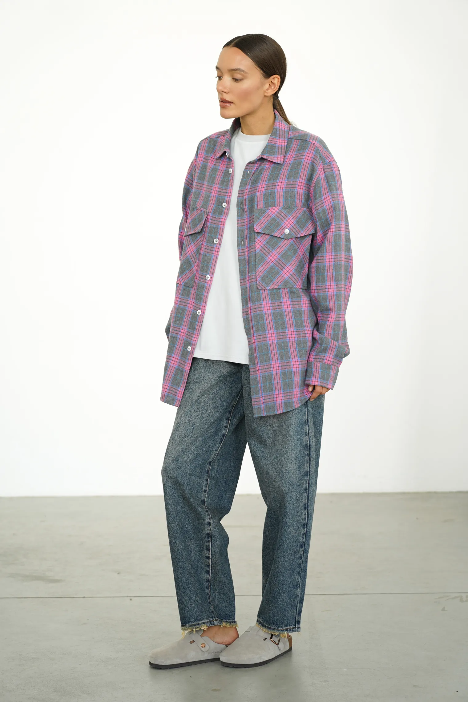 Рубашка мужского кроя с карманами в клетку в цвете графитовый/розовый фото 6