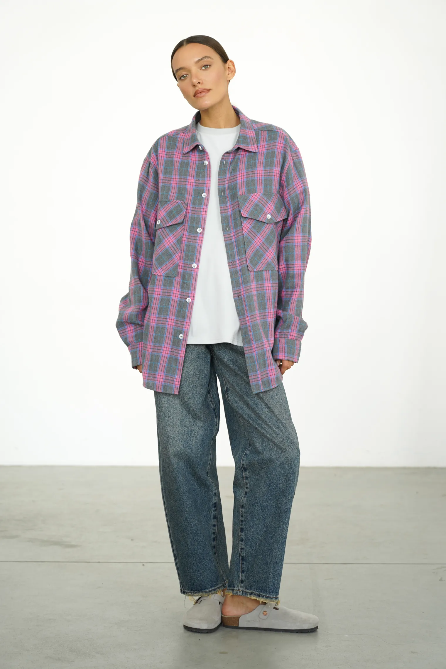 Рубашка мужского кроя с карманами в клетку в цвете графитовый/розовый фото 3